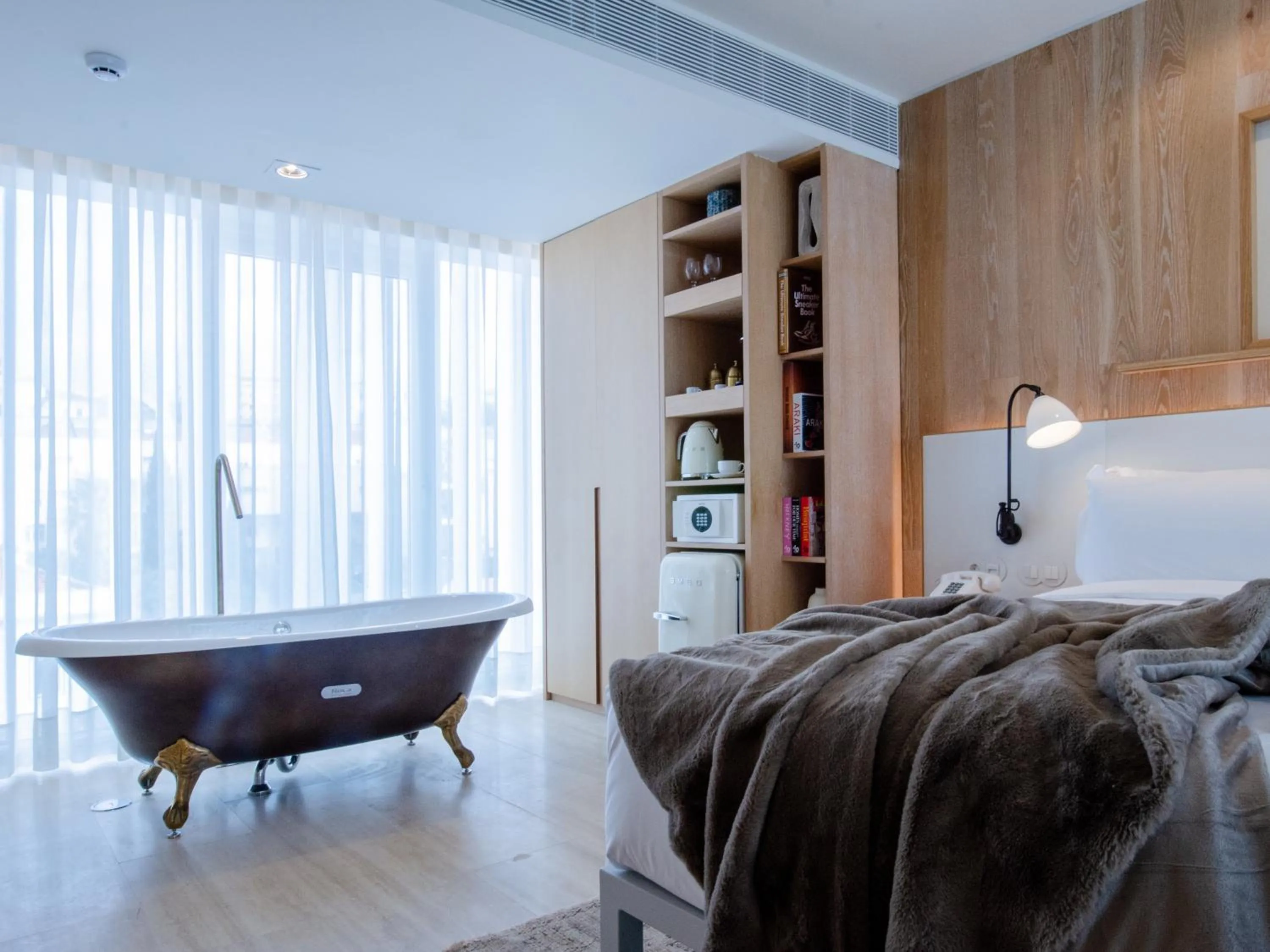 Photo of the whole room, Bed in Browns Avenue Hotel