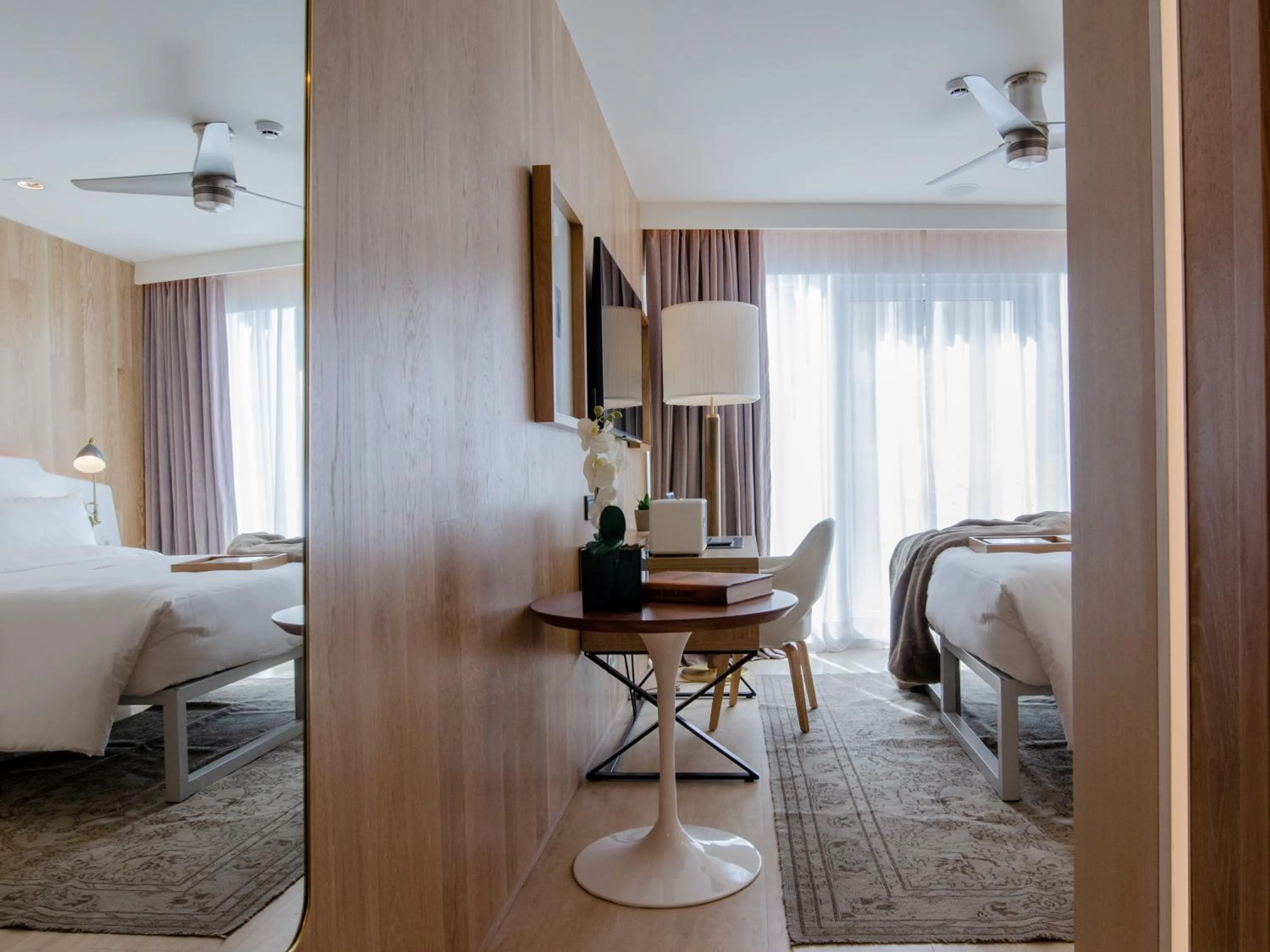 Photo of the whole room, Bed in Browns Avenue Hotel