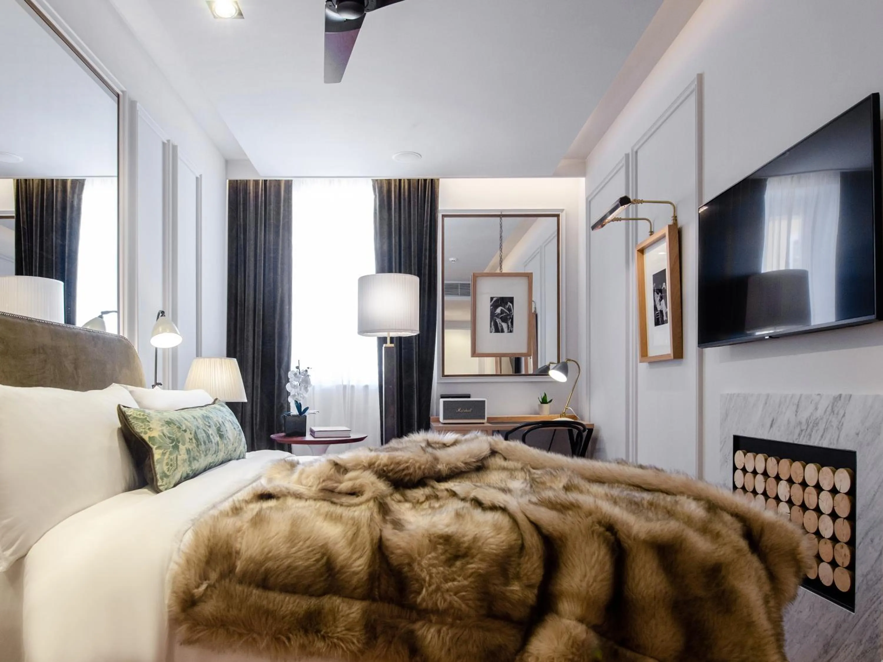 TV and multimedia, Bed in Browns Avenue Hotel