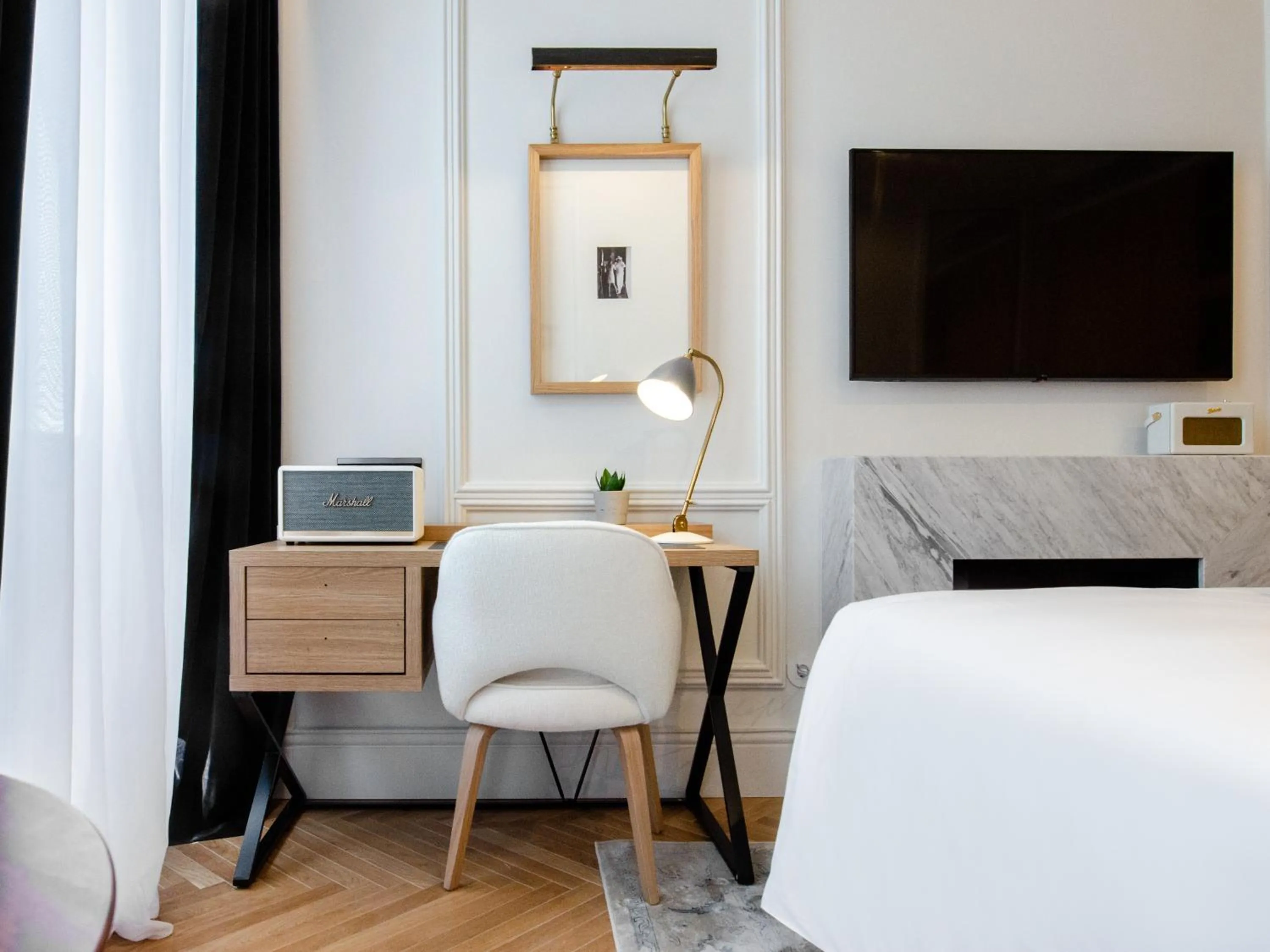 Photo of the whole room, Bed in Browns Avenue Hotel