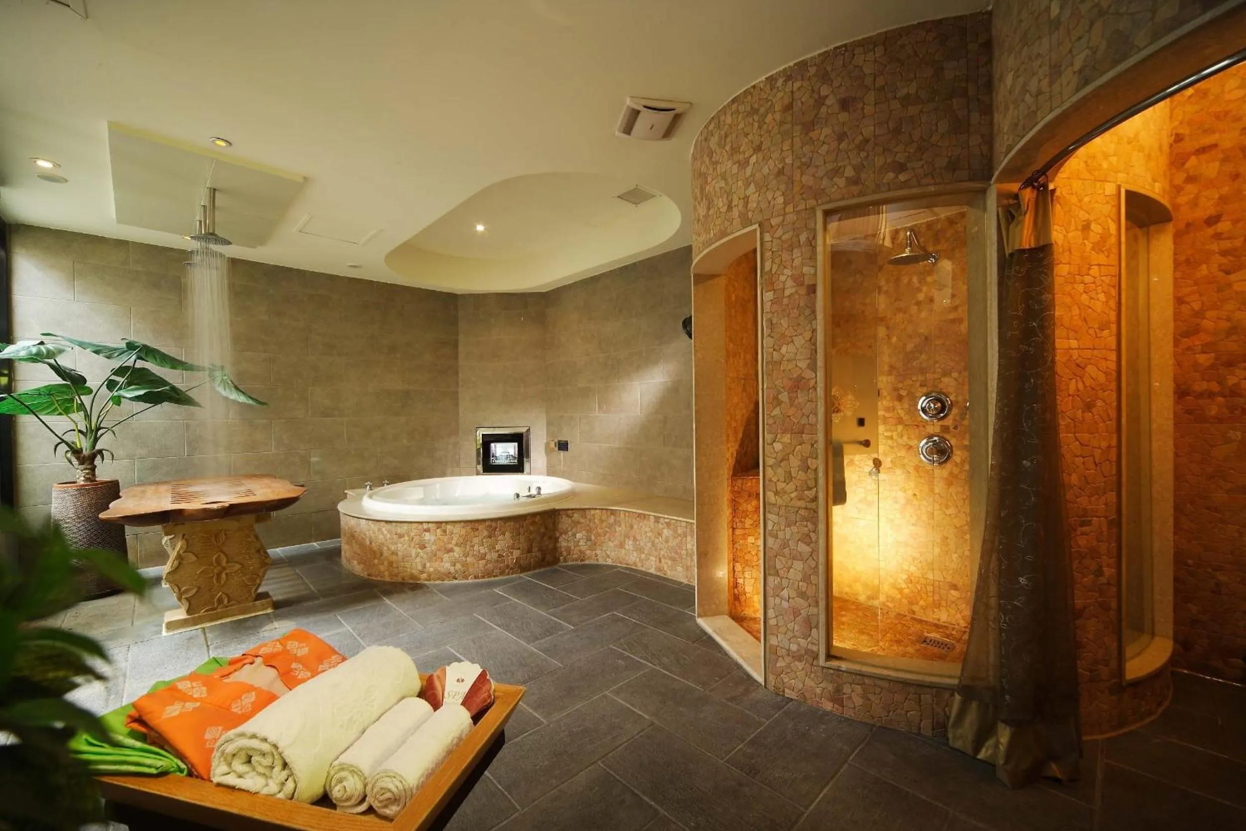 Bathroom, Bed in Seasons Boutique Motel