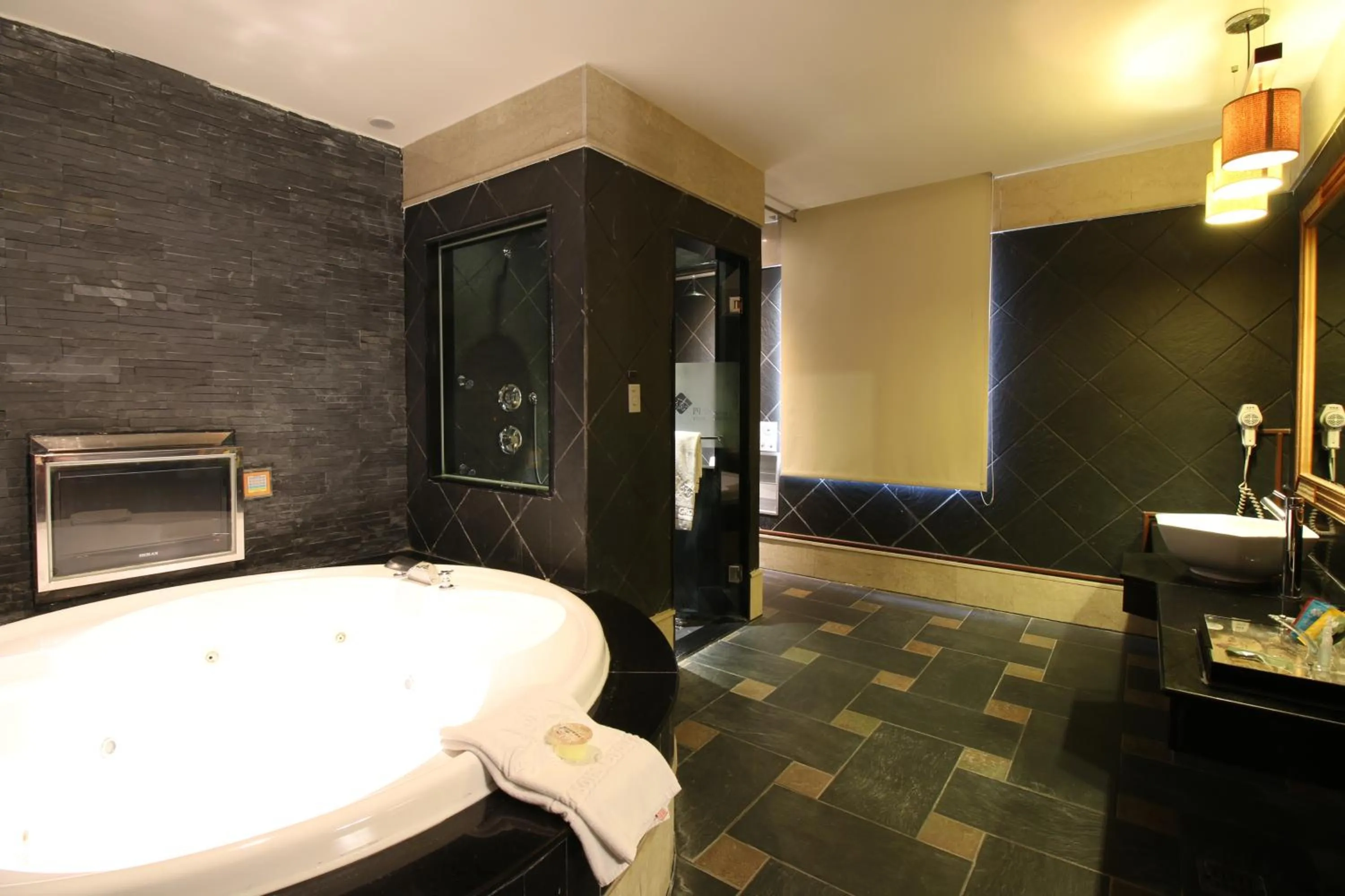 Bathroom, Bed in Seasons Boutique Motel