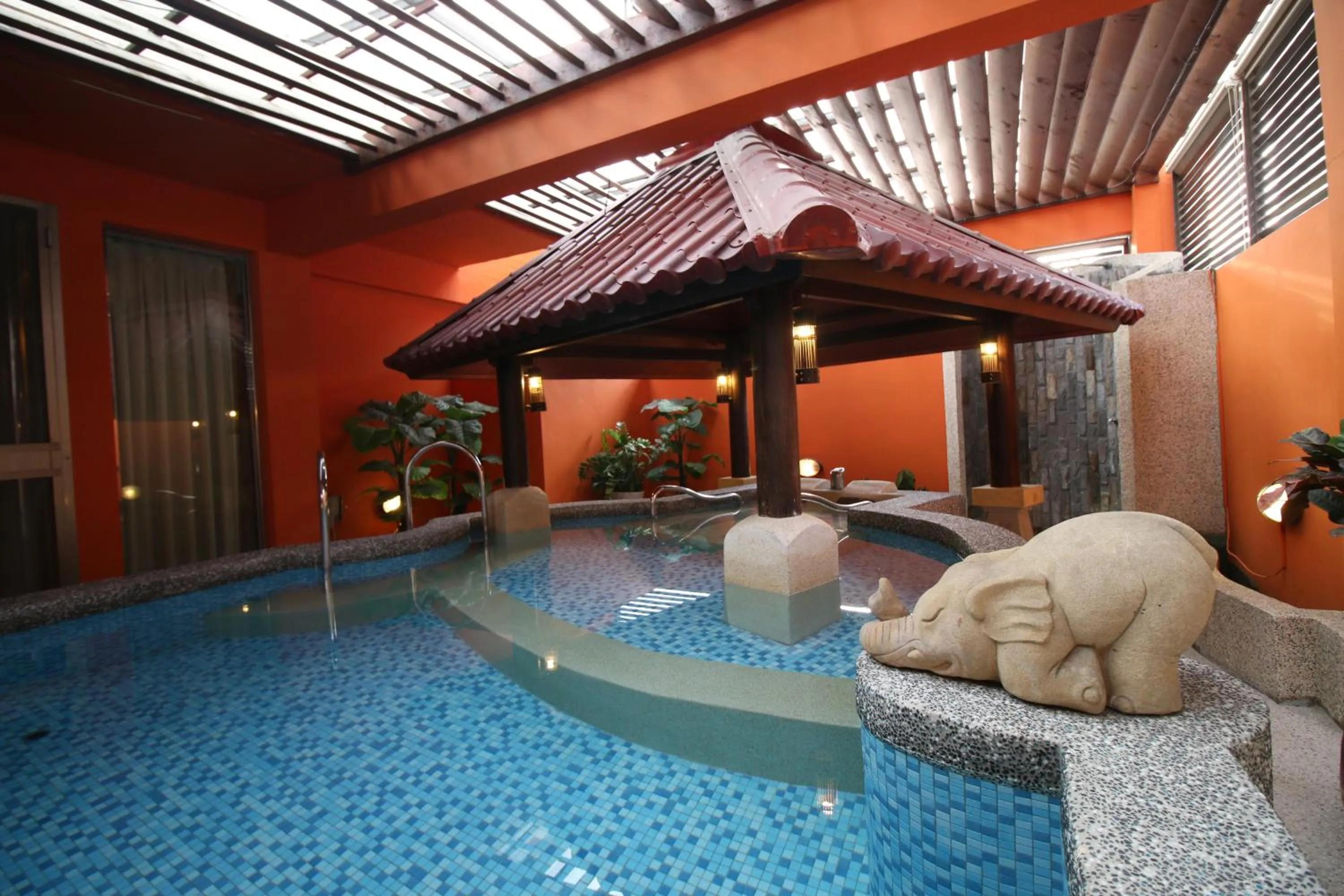 Swimming pool in Seasons Boutique Motel