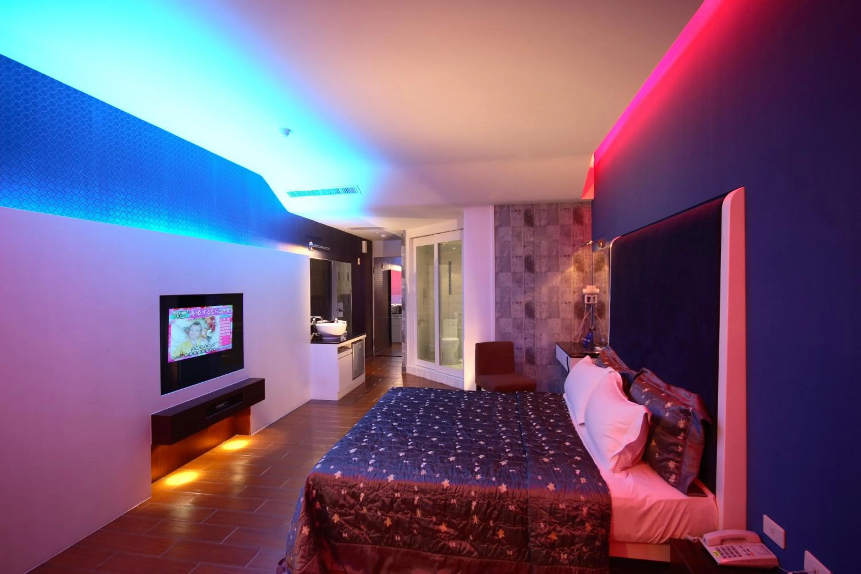 Photo of the whole room, Bed in Shiny Seasons Motel