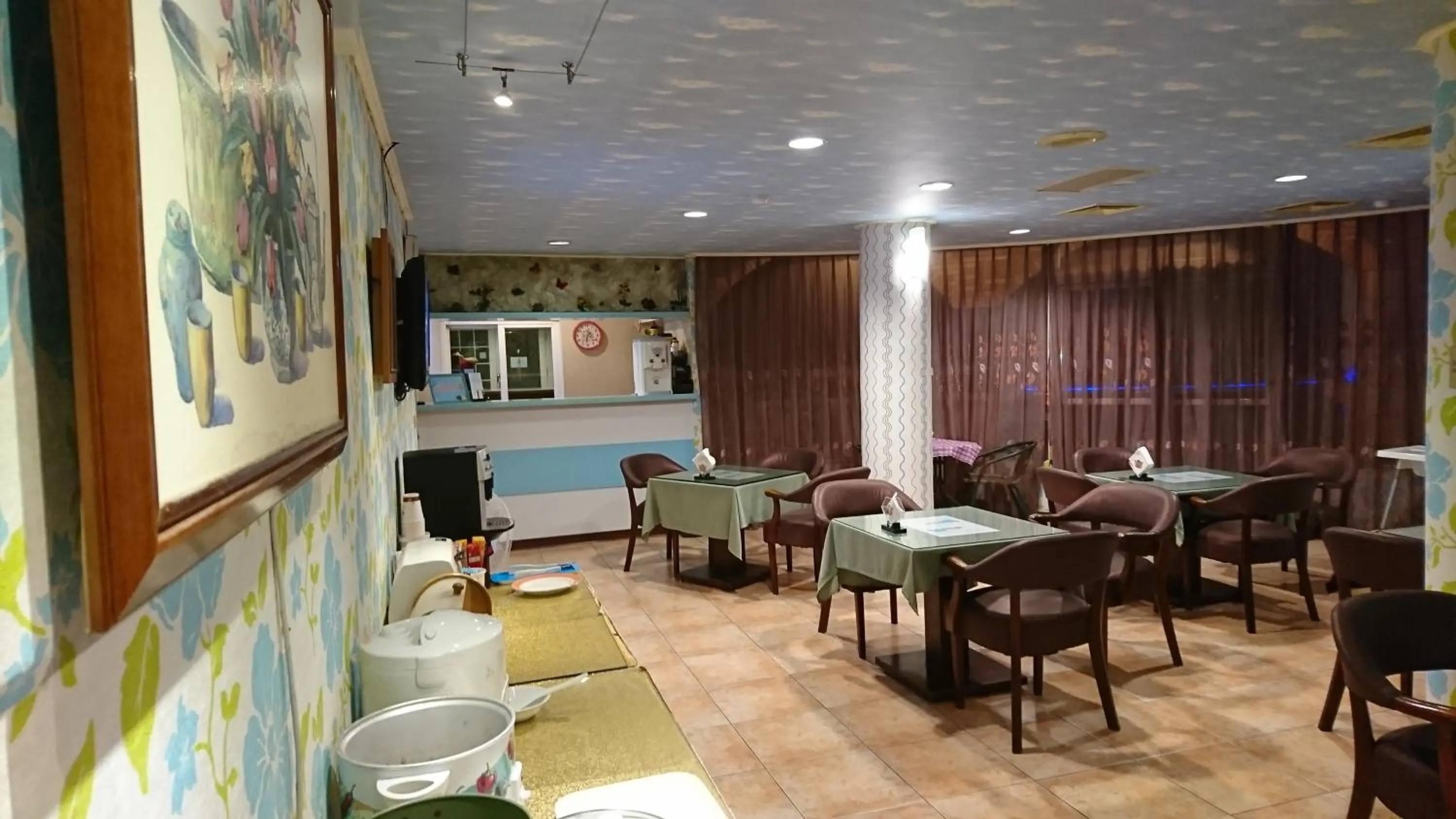 Restaurant/Places to Eat in Shiny Seasons Motel