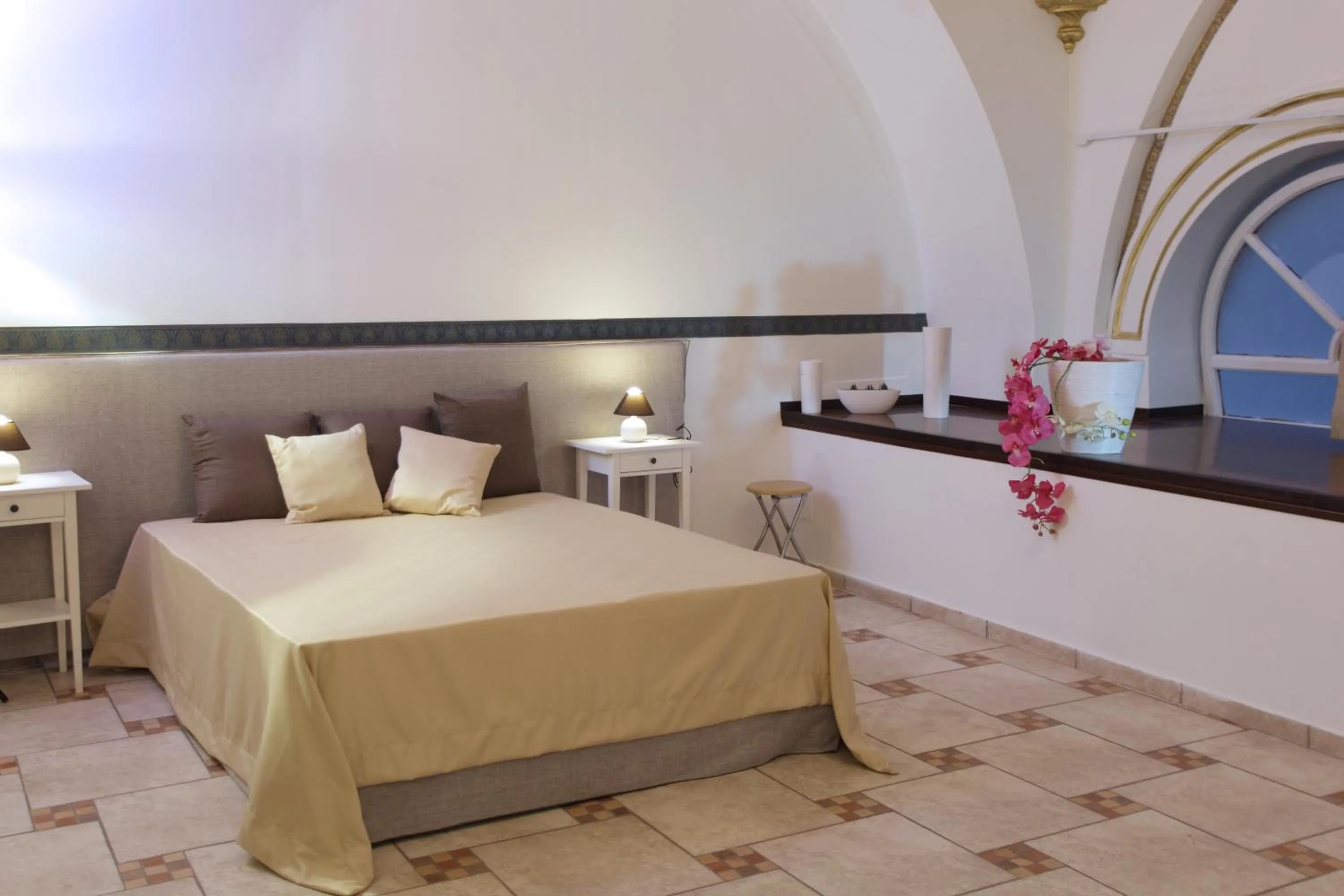 Photo of the whole room, Bed in Napoli Sea