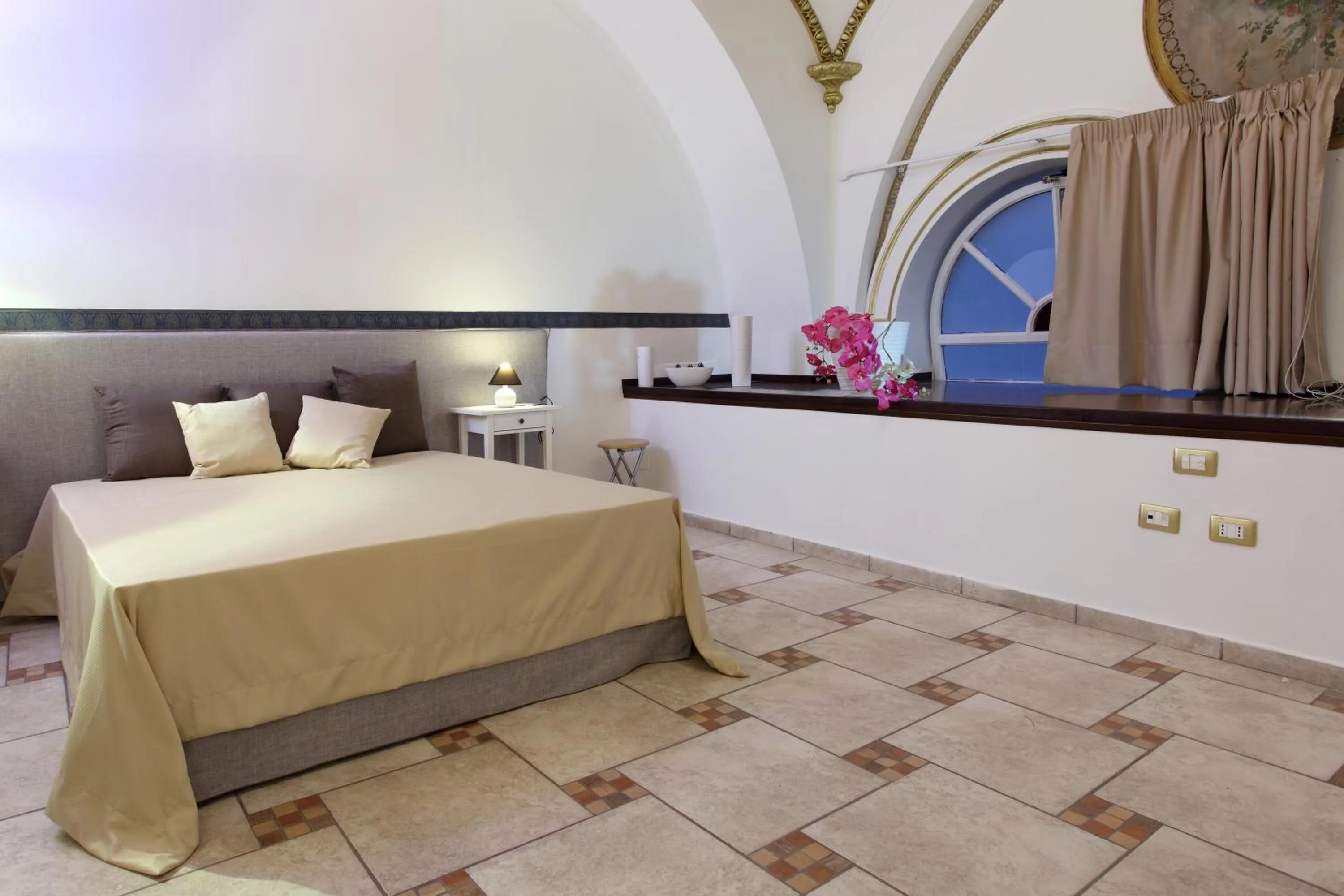 Photo of the whole room, Bed in Napoli Sea