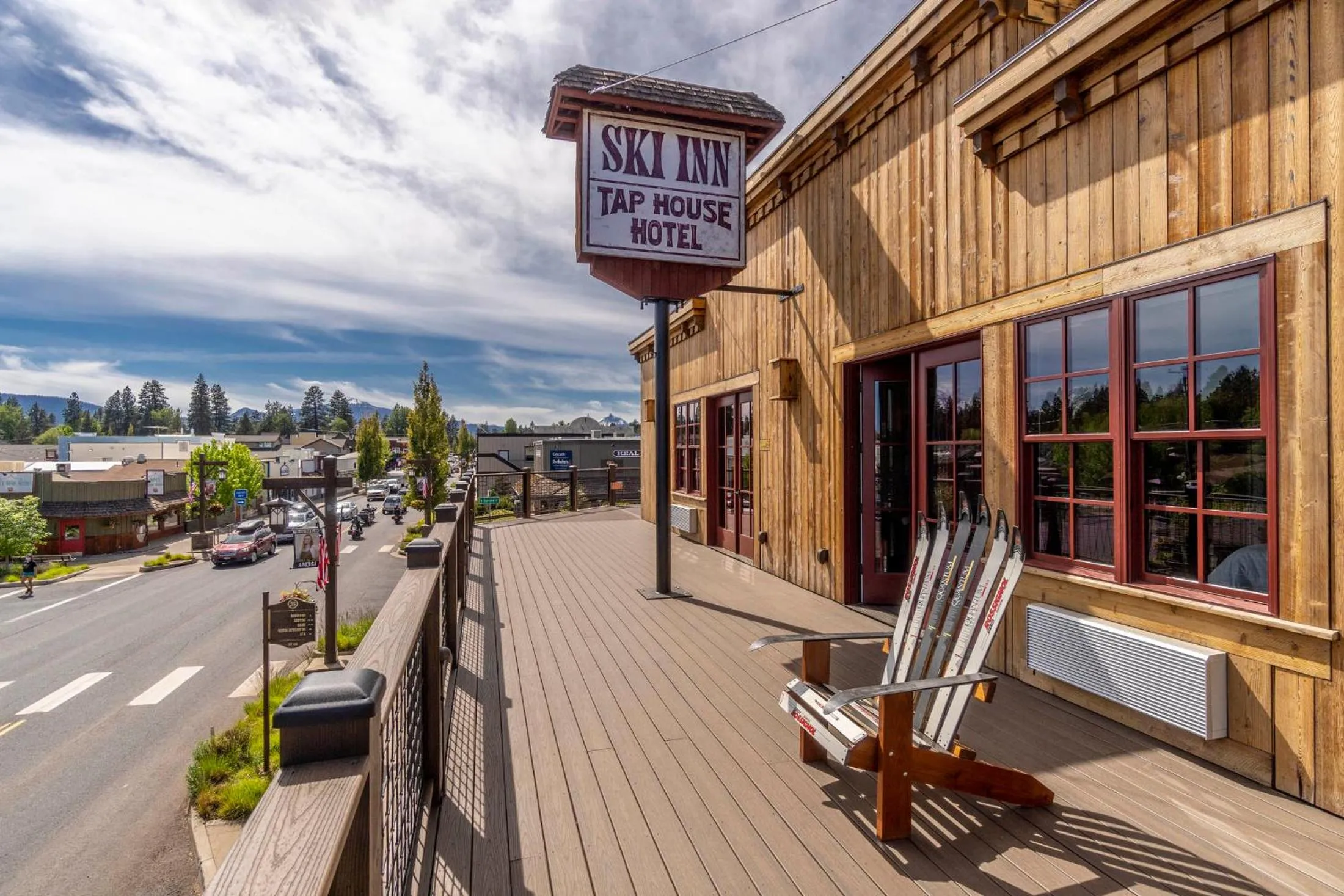 Ski Inn Taphouse Hotel