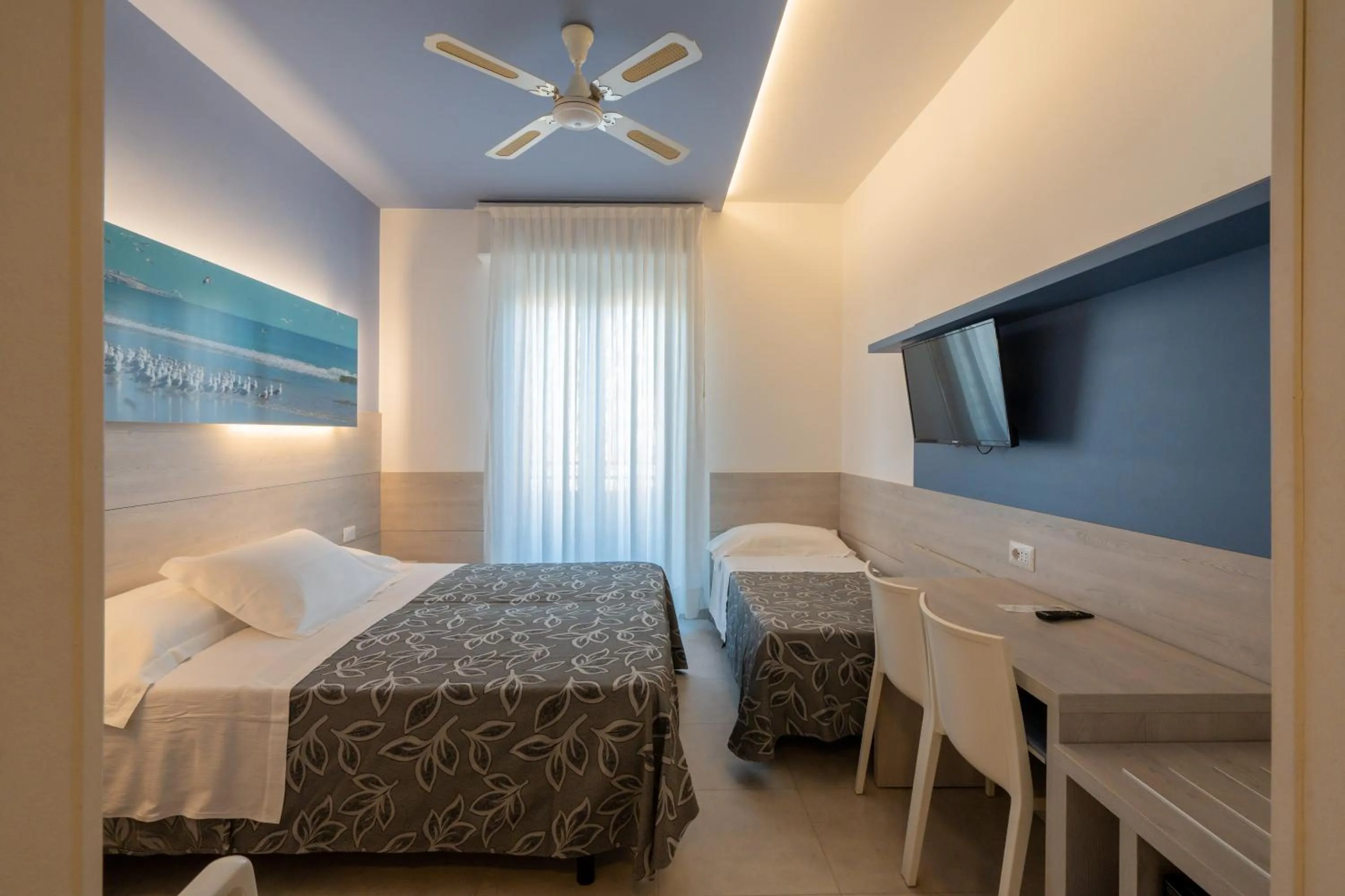 Photo of the whole room, Bed in Clipper