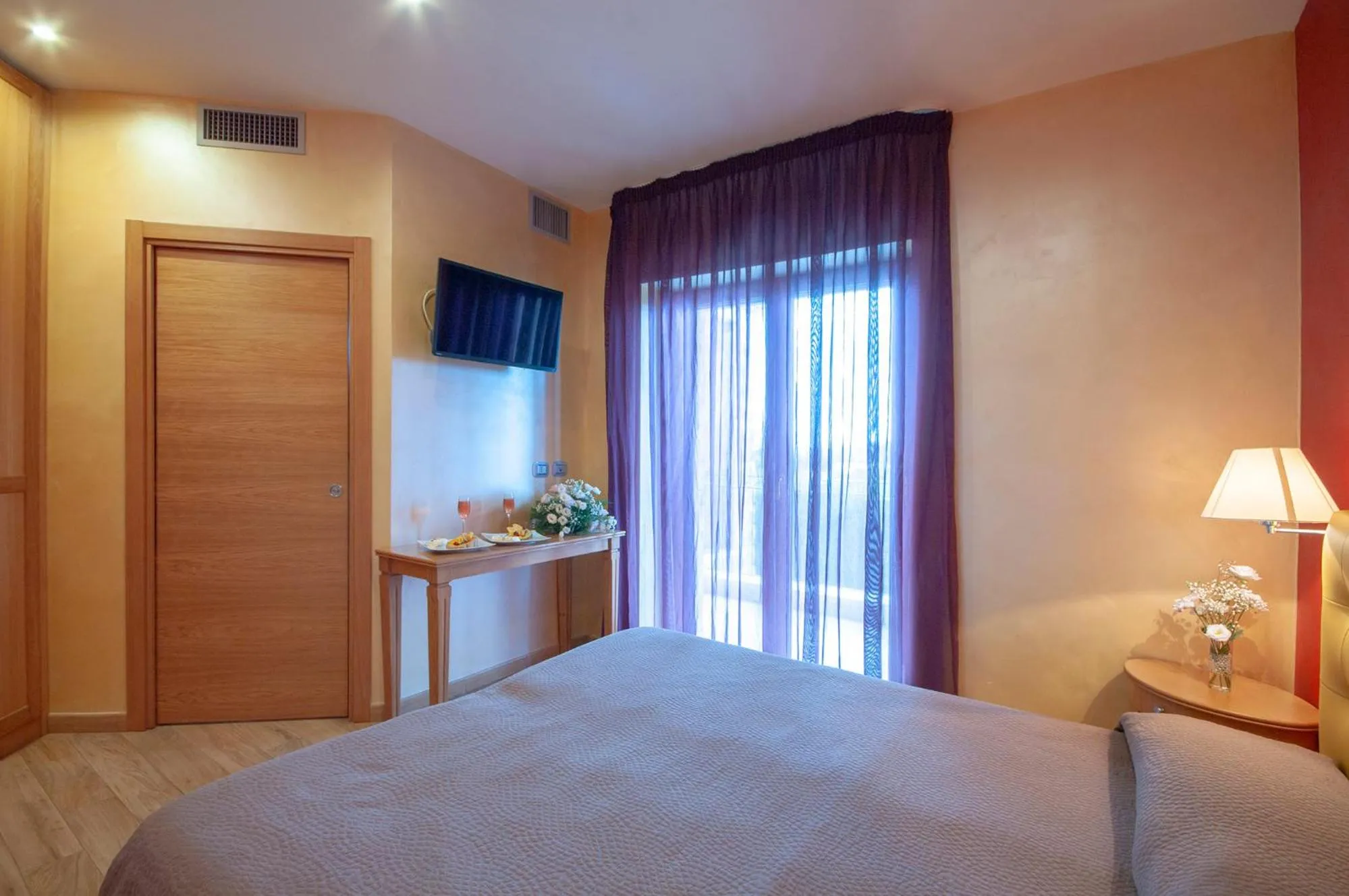 Communal lounge/ TV room, Bed in Maison Reale