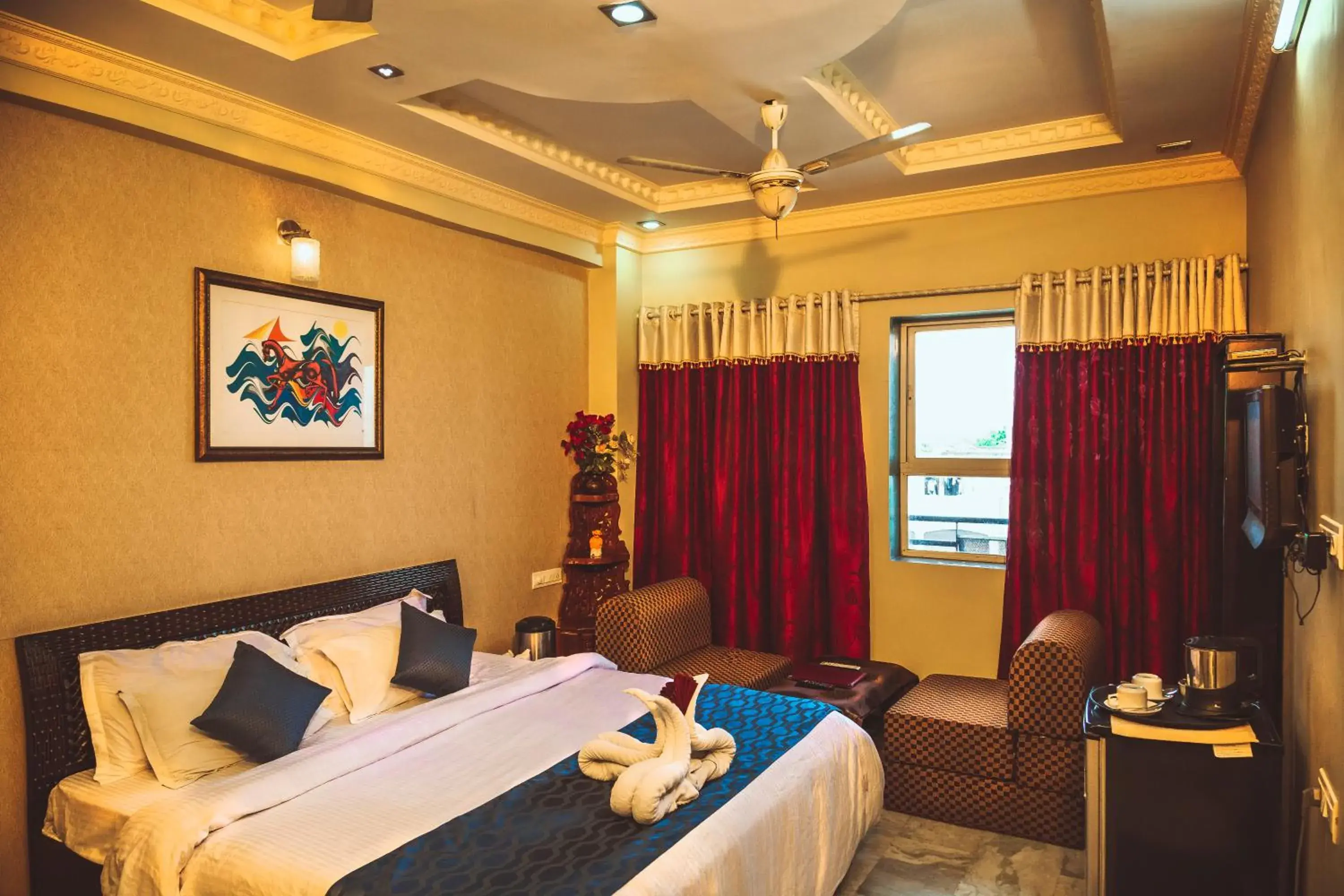 Superior King Room in Hotel Meenakshi Udaipur - Family Preffered Hotel Superior King Room in Hotel Meenakshi Udaipur - Family Preffered Hotel