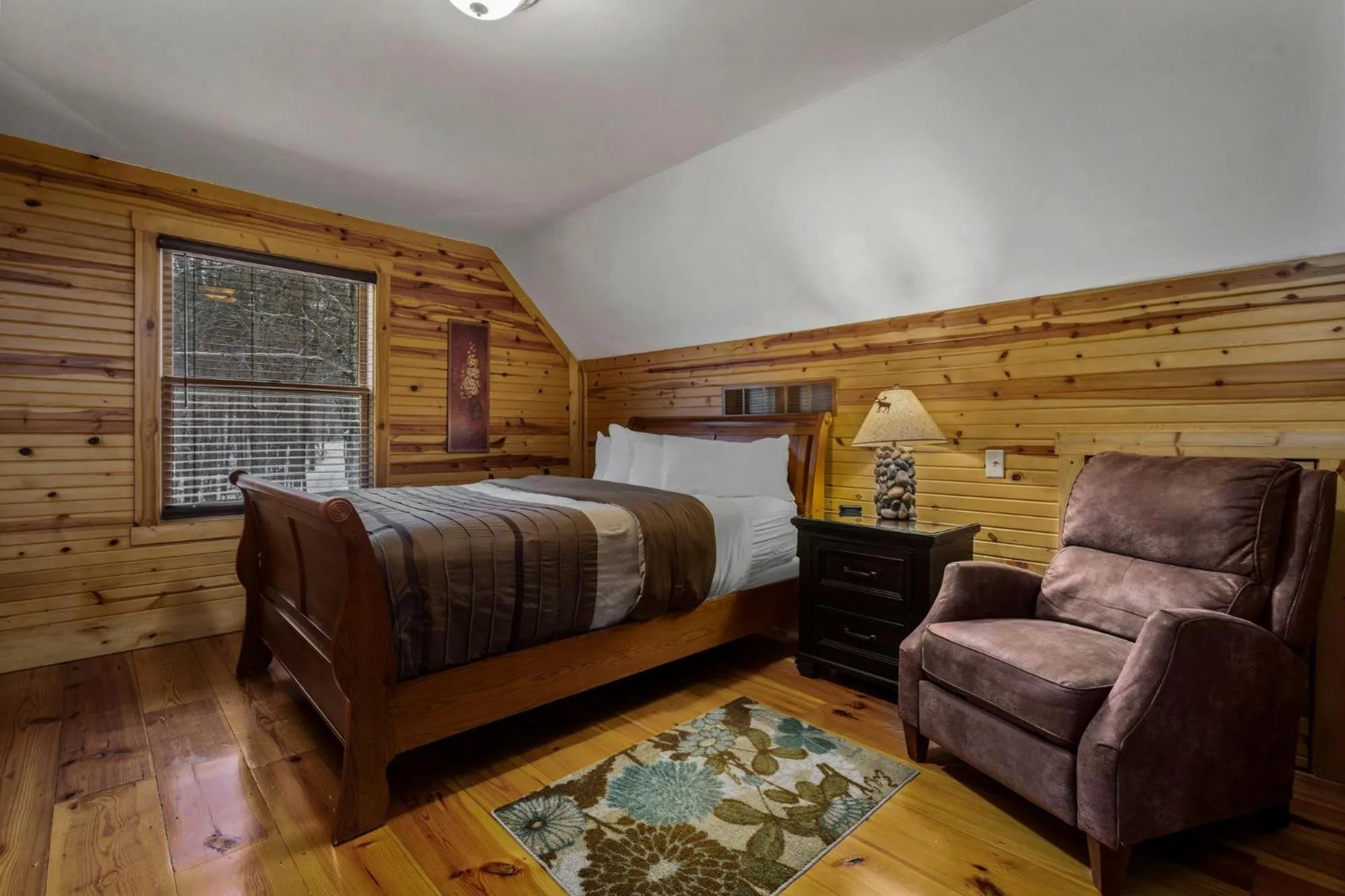 Bedroom, Bed in Cherry Ridge Retreat Luxury Cabins