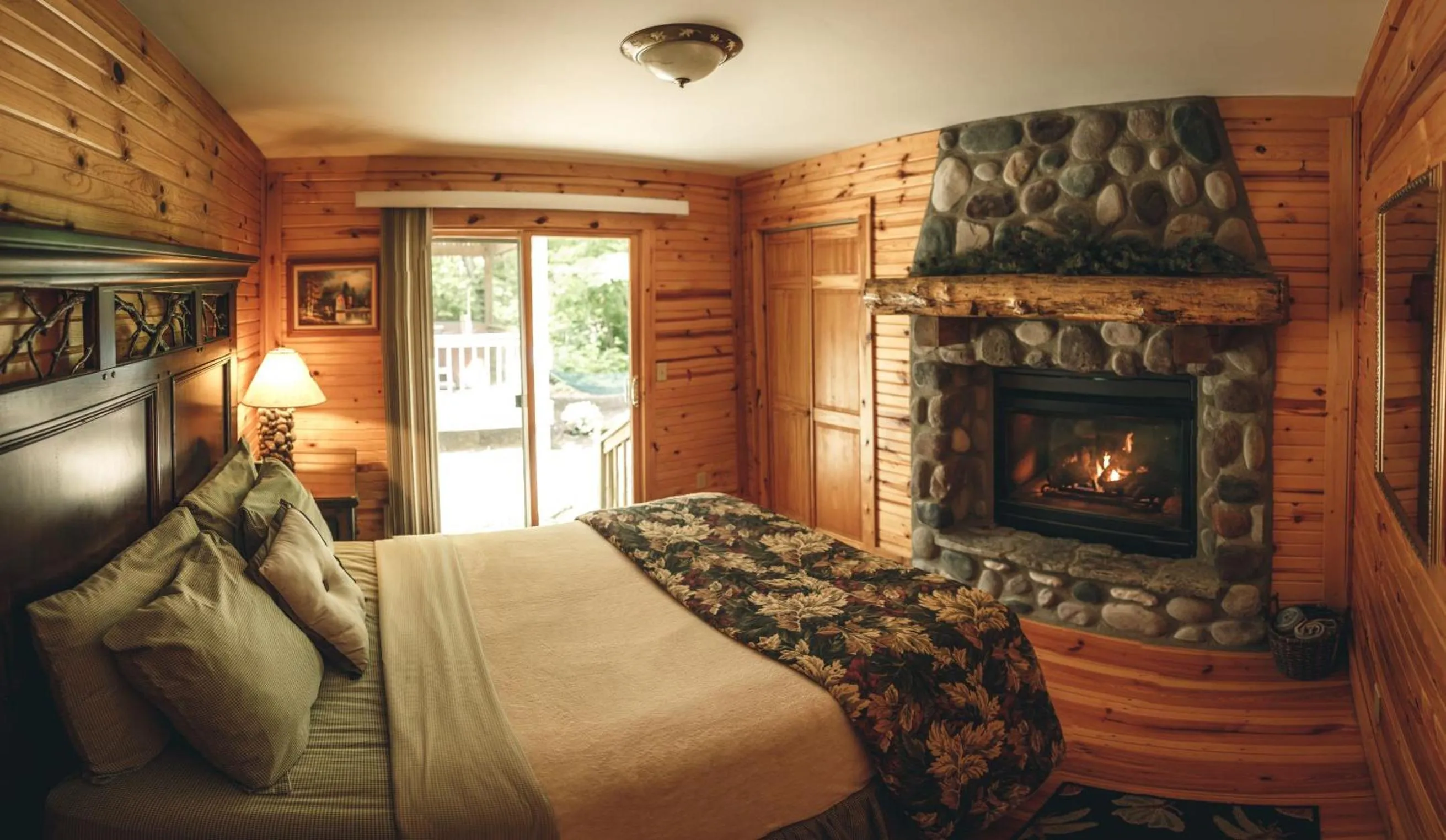 Bedroom, Bed in Cherry Ridge Retreat Luxury Cabins