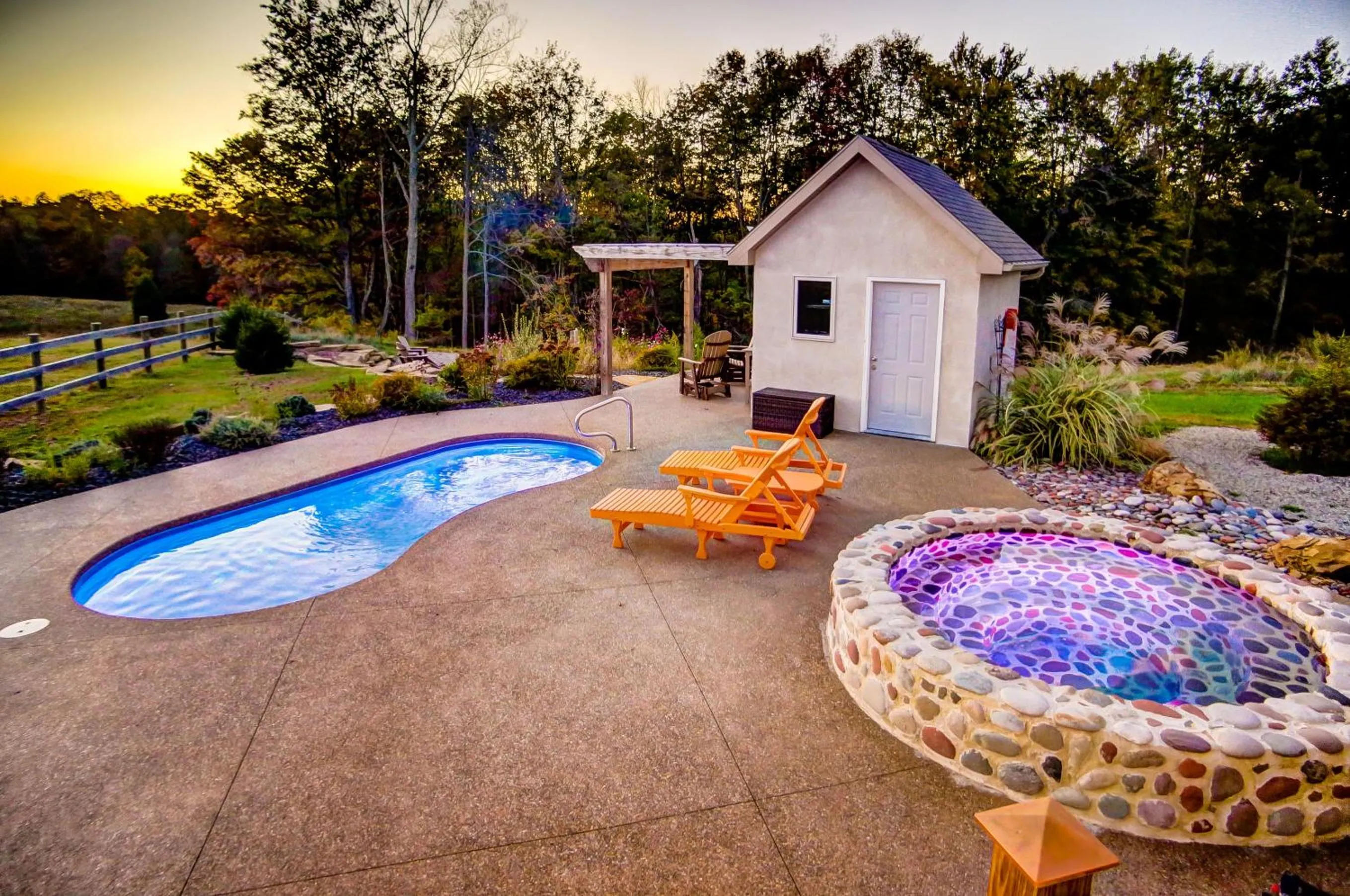 Swimming pool in Cherry Ridge Retreat Luxury Cabins