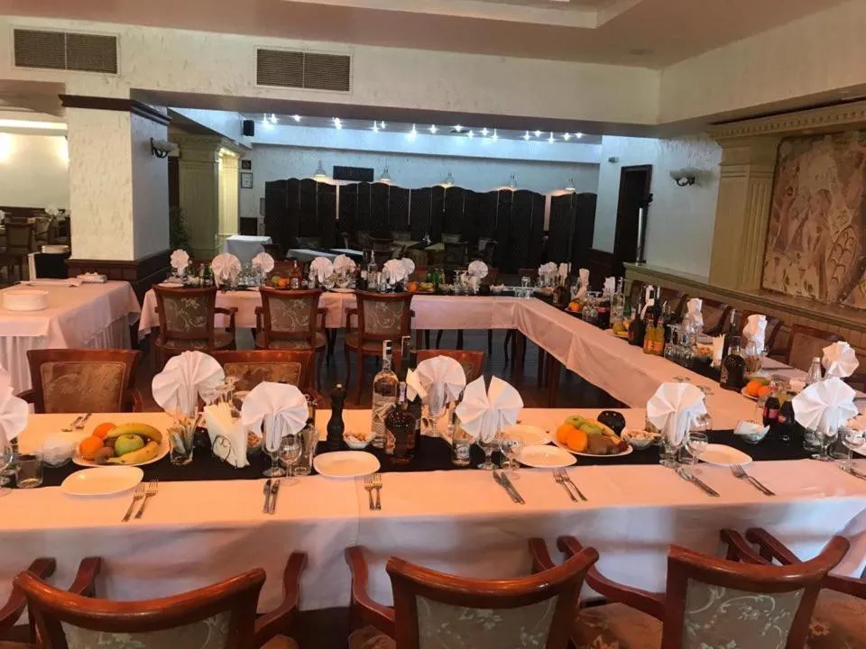 Restaurant/places to eat in Terra Europe Brontes Hotel