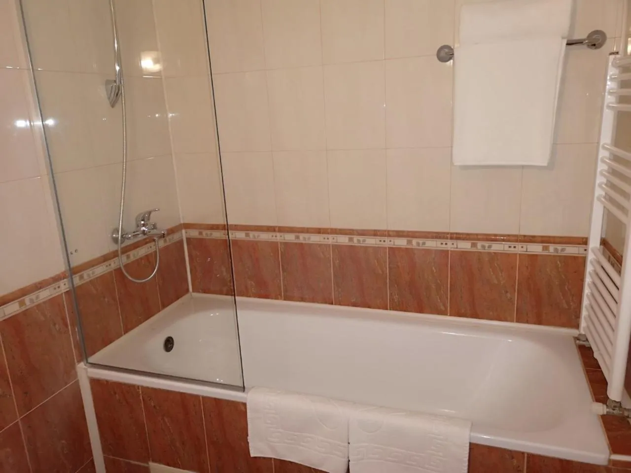 Bath in Terra Europe Brontes Hotel