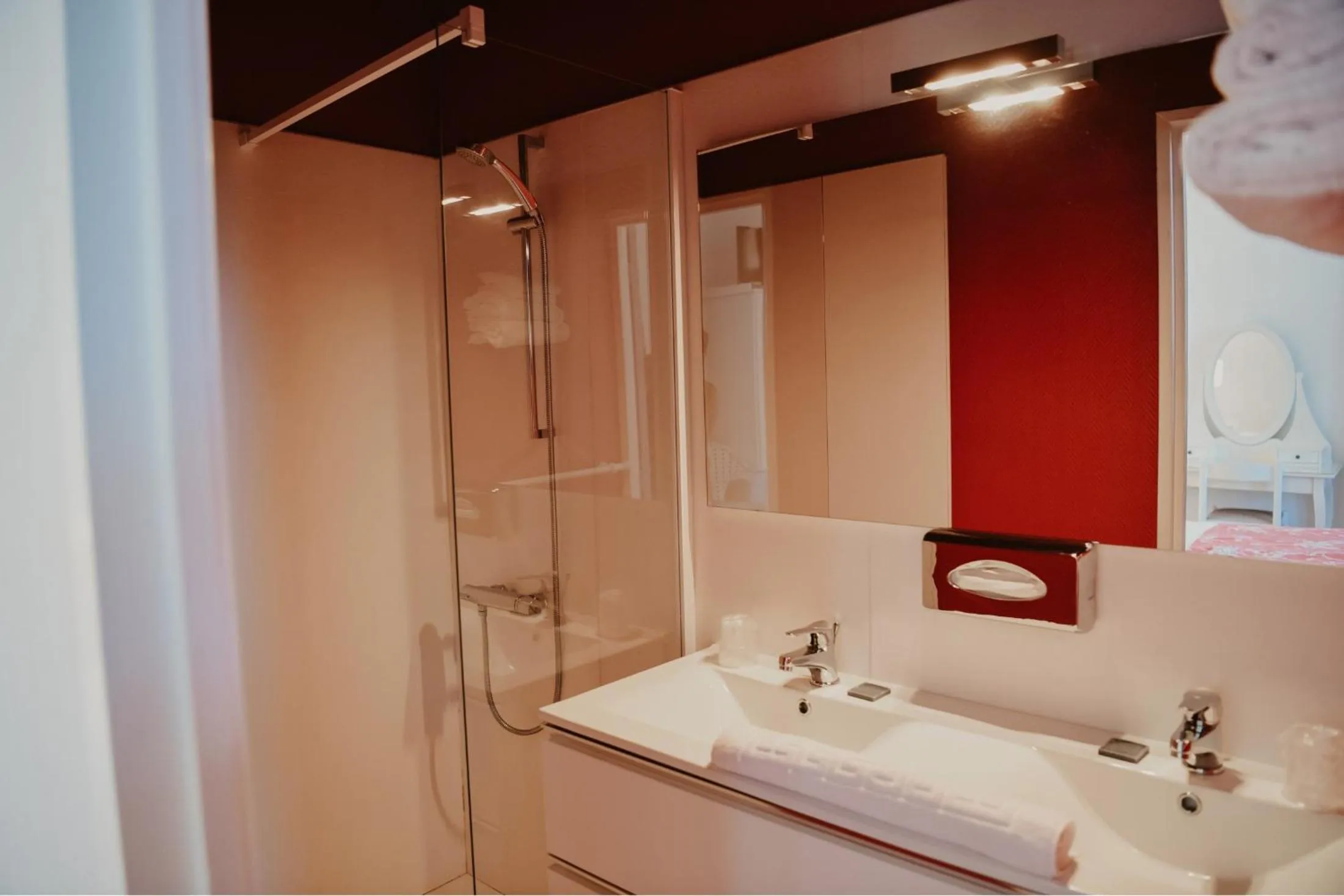 Shower in Château de Mons Armagnac