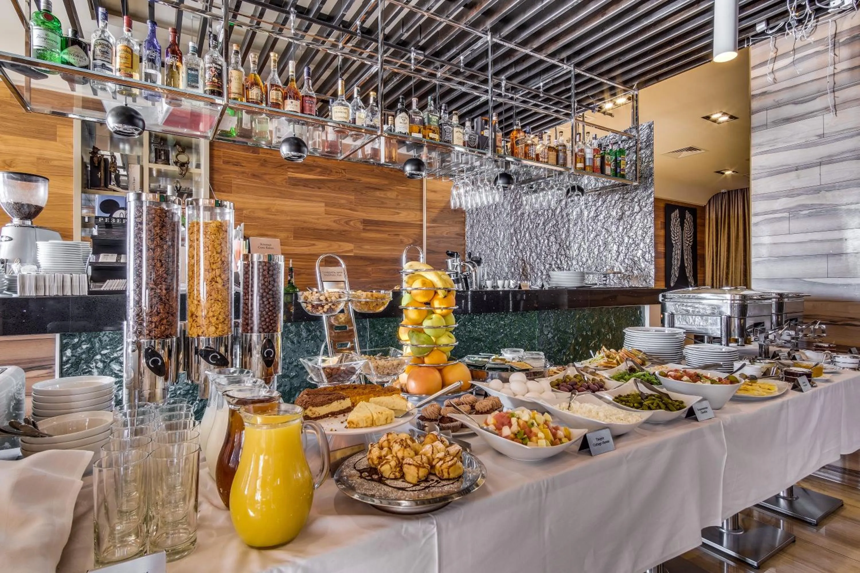 Buffet breakfast in Hotel Panorama De Luxe