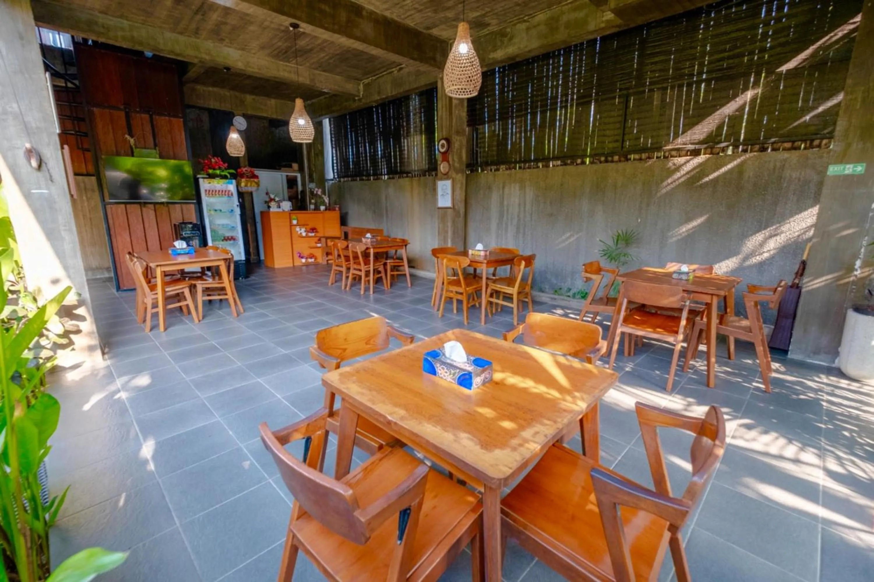 Restaurant/places to eat in Elemento Homestay Badung