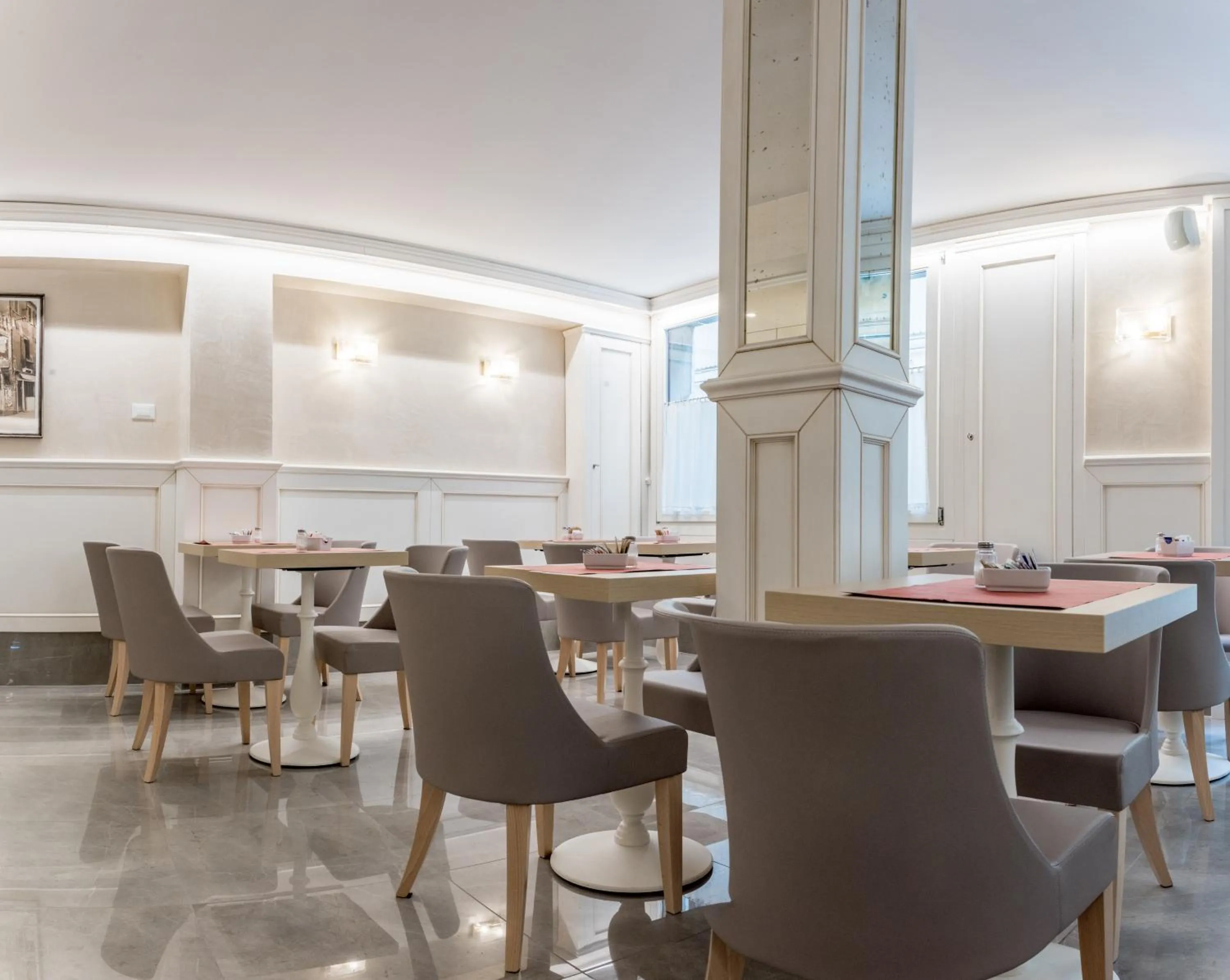 Communal lounge/ TV room in Hotel Guerrini