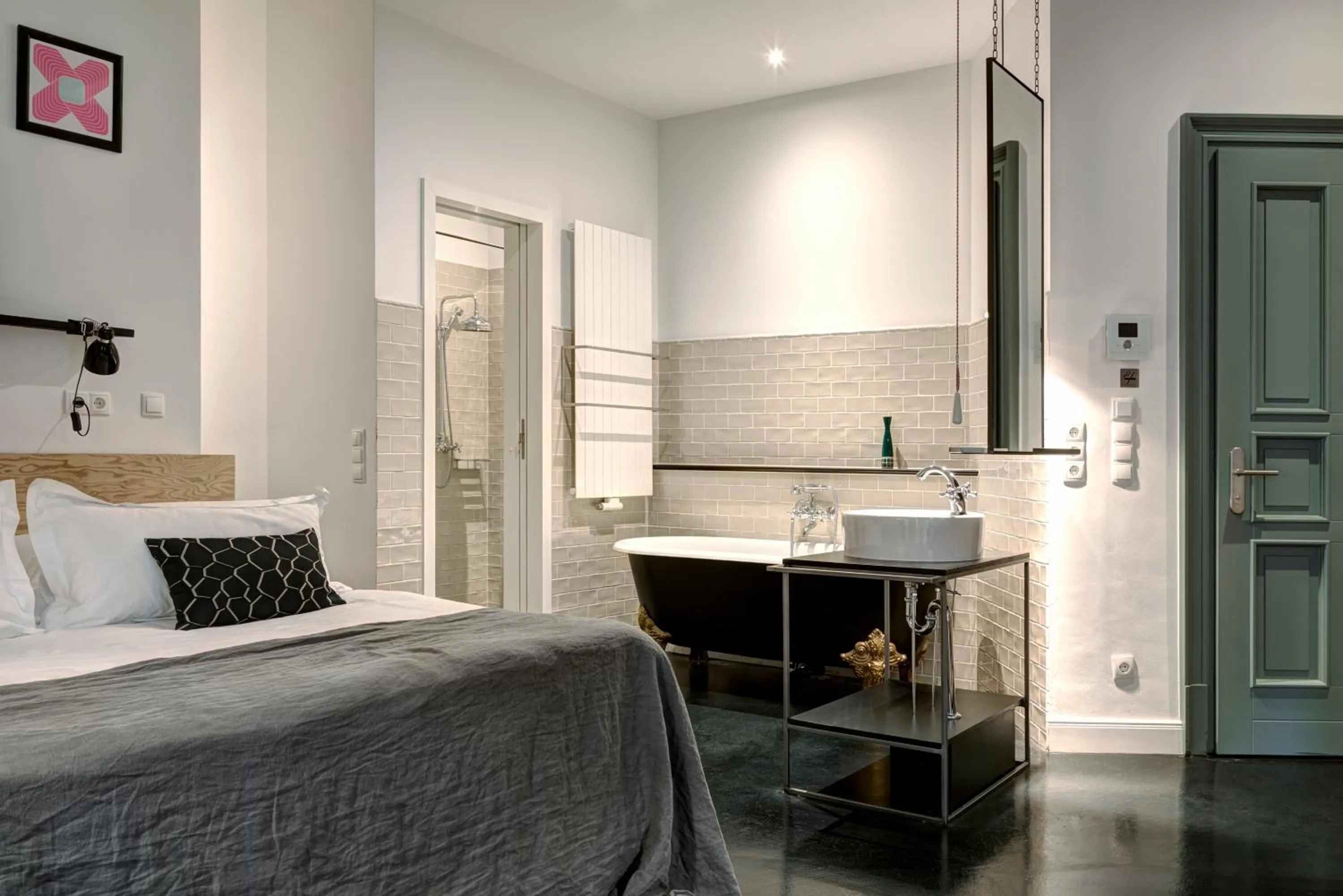 Bath, Bed in Gorki Apartments