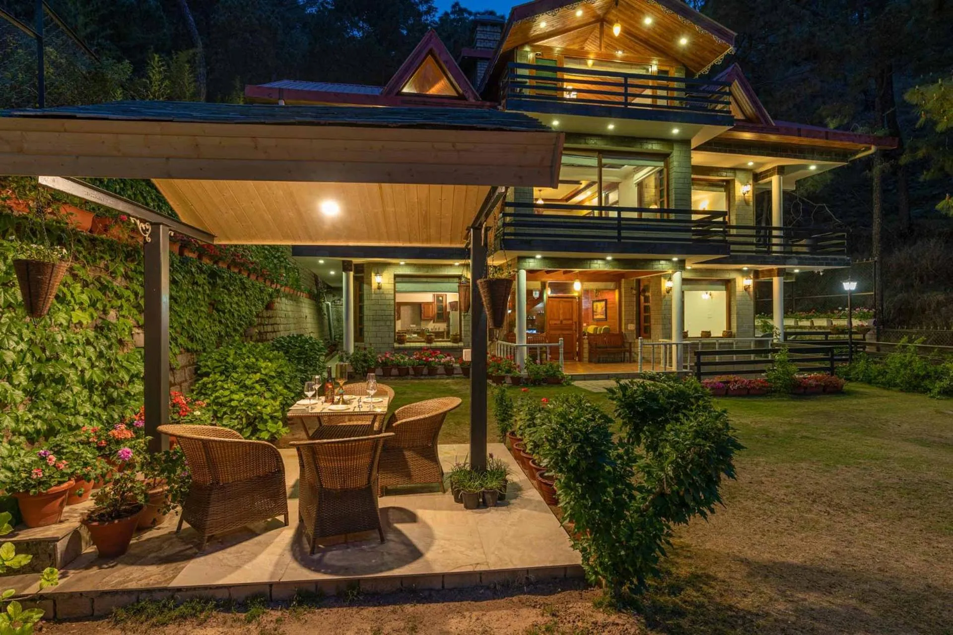 StayVista at Floradale W Jacuzzi & Wood-Fire Pizza