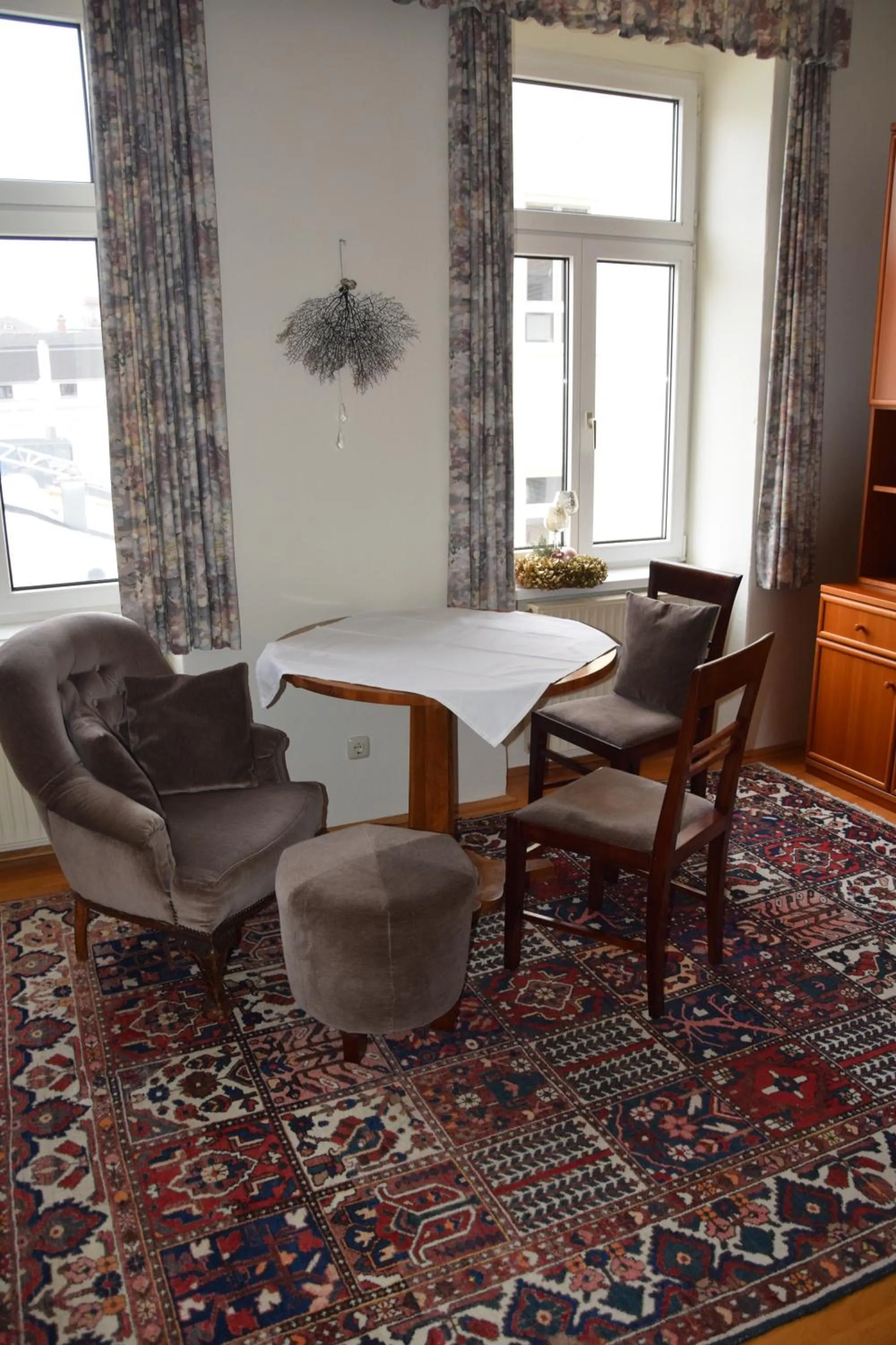 Seating area in Garconniere im ehemaligen Hotel Austria