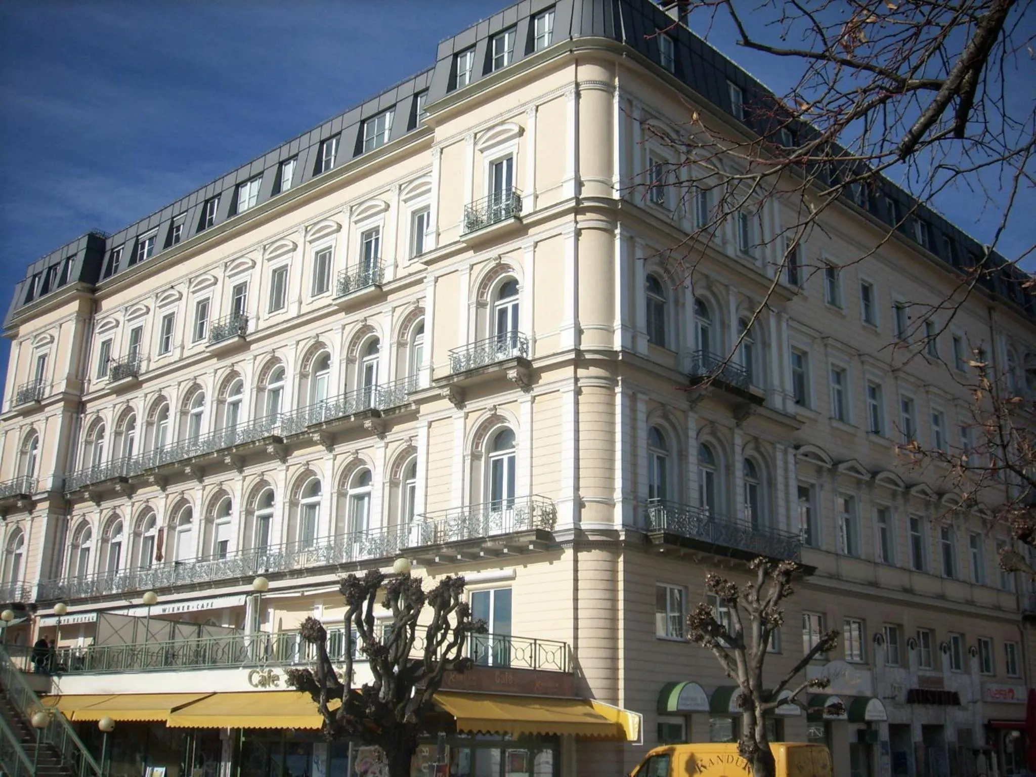Facade/entrance in Garconniere im ehemaligen Hotel Austria