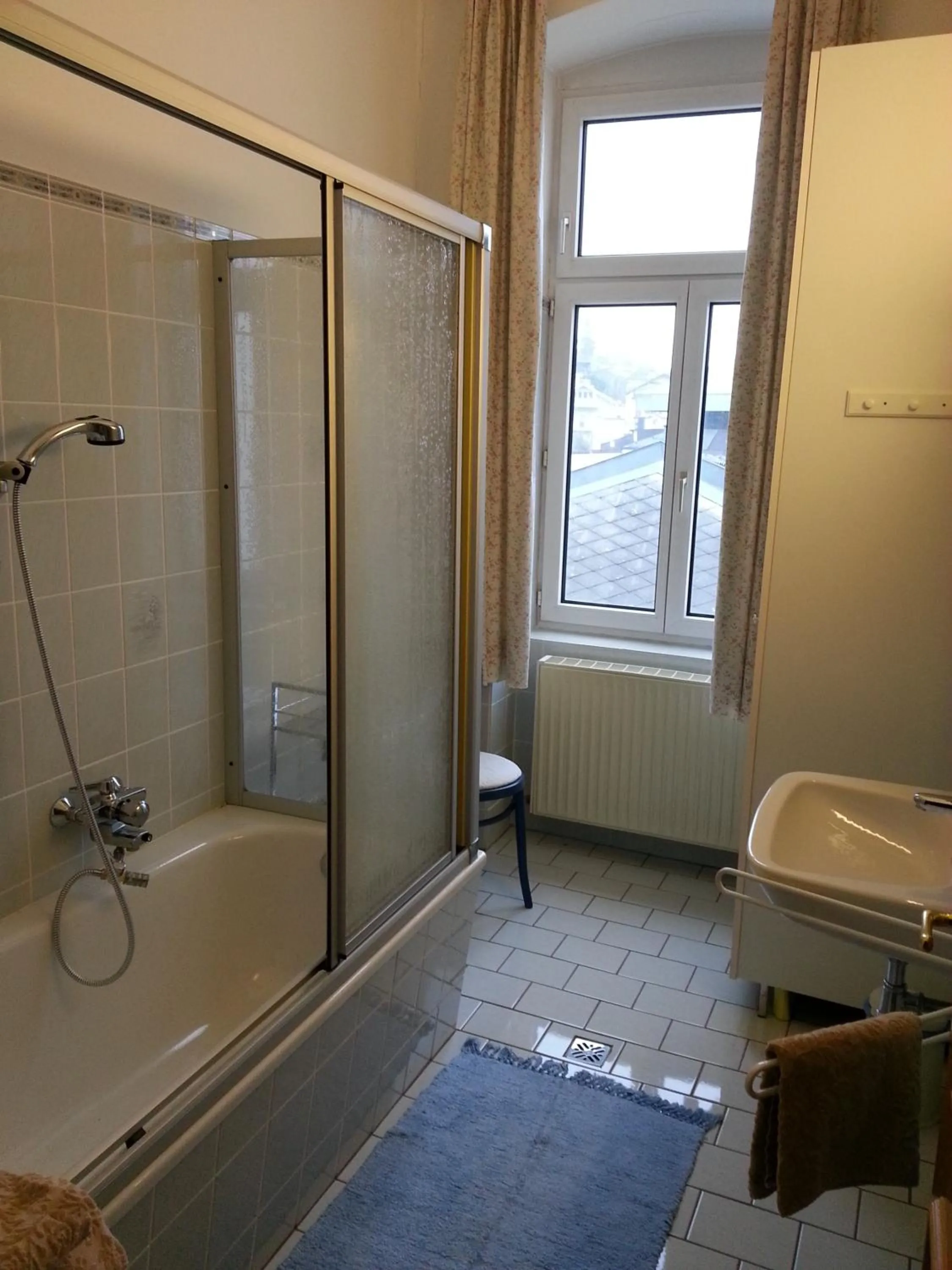 Bathroom in Garconniere im ehemaligen Hotel Austria