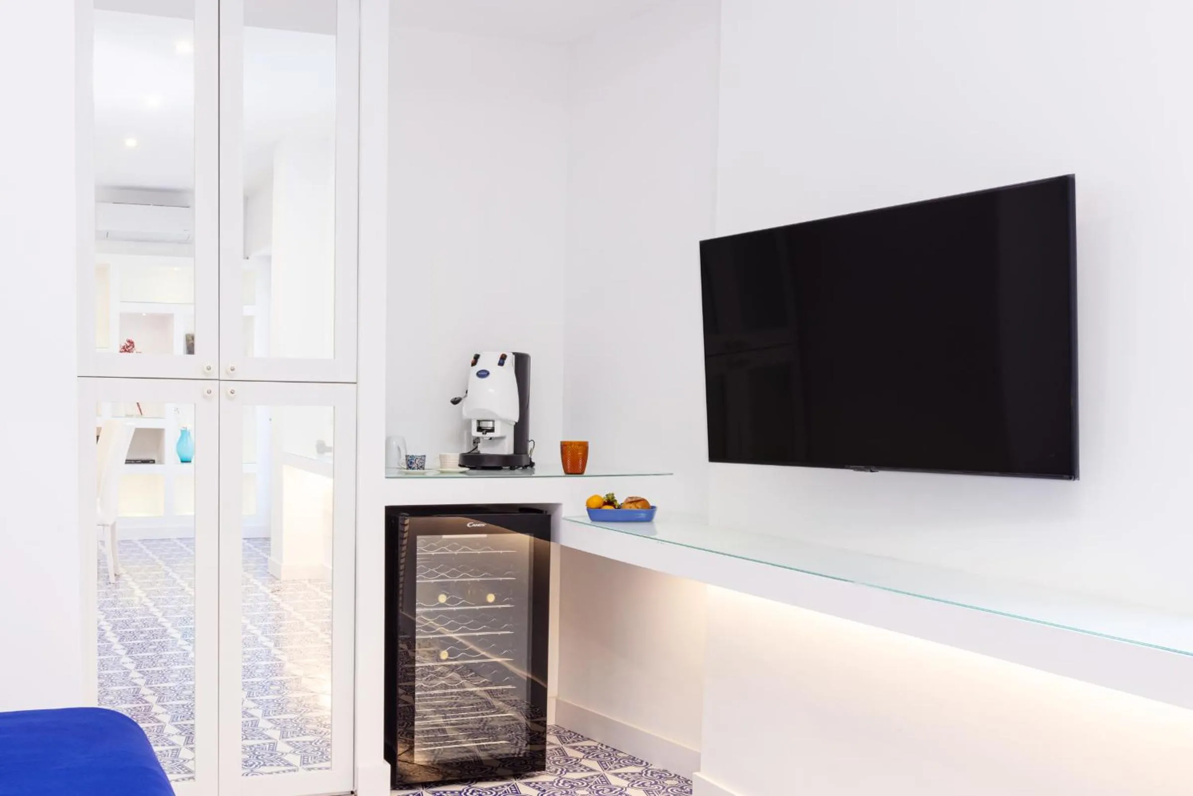 Communal lounge/ TV room in Blue Splendor Sorrento Apartment