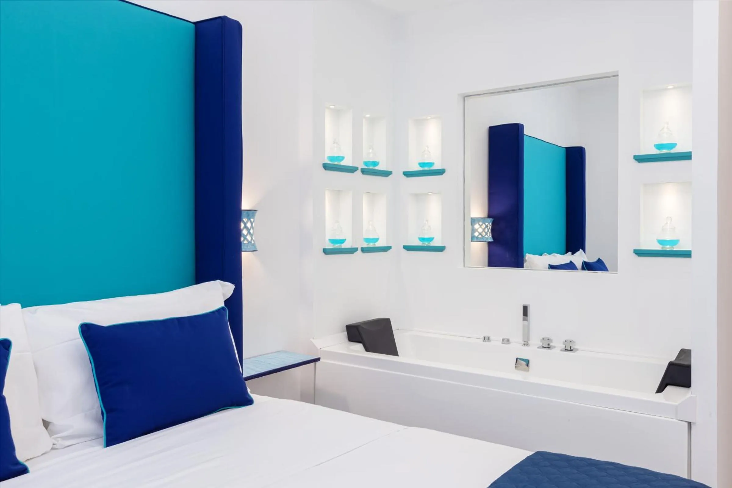 Bedroom, Bed in Blue Splendor Sorrento Apartment