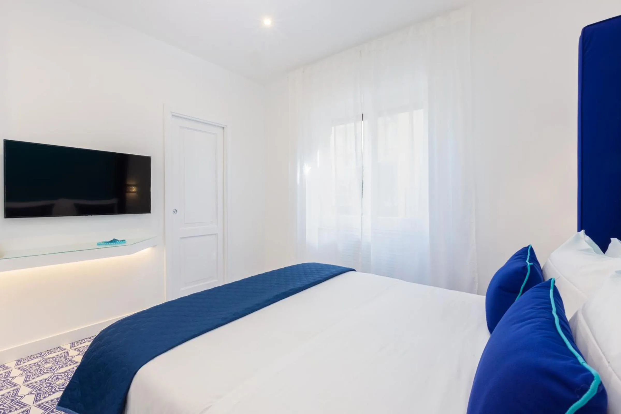 Photo of the whole room, Bed in Blue Splendor Sorrento Apartment