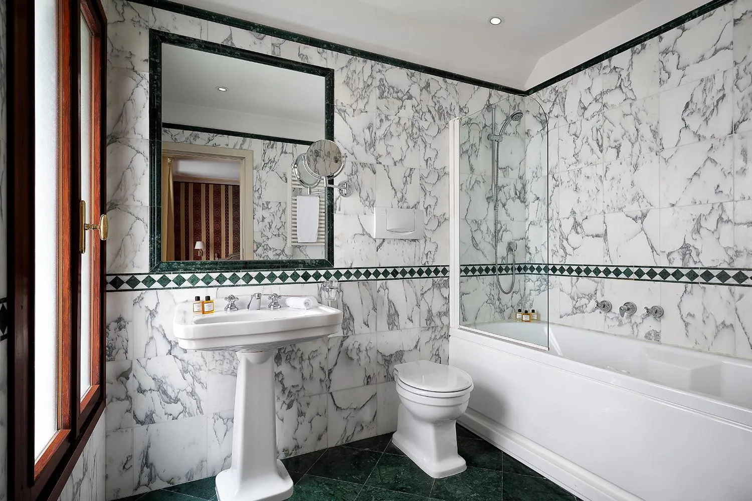 Toilet in Sina Palazzo Sant'Angelo