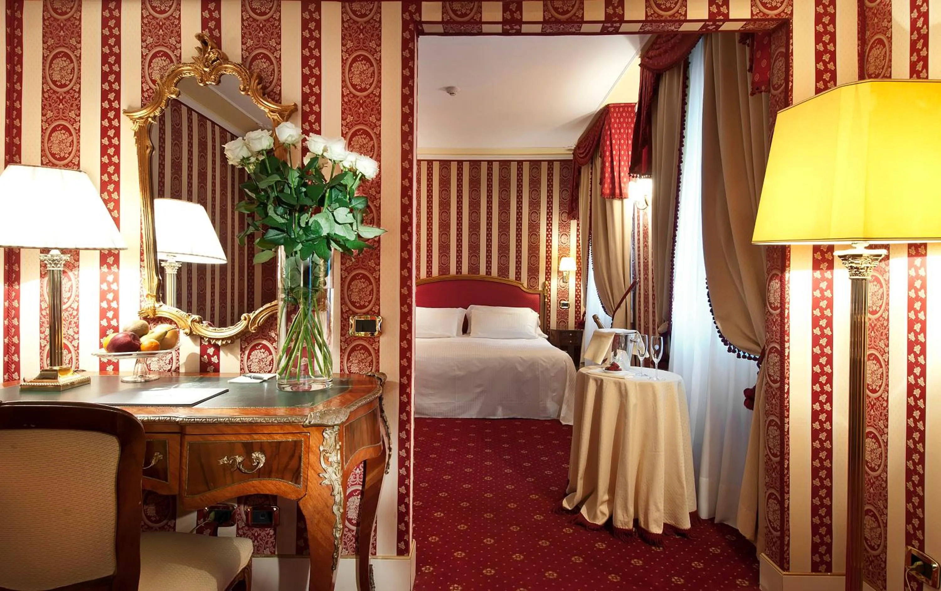 Photo of the whole room, Bed in Sina Palazzo Sant'Angelo