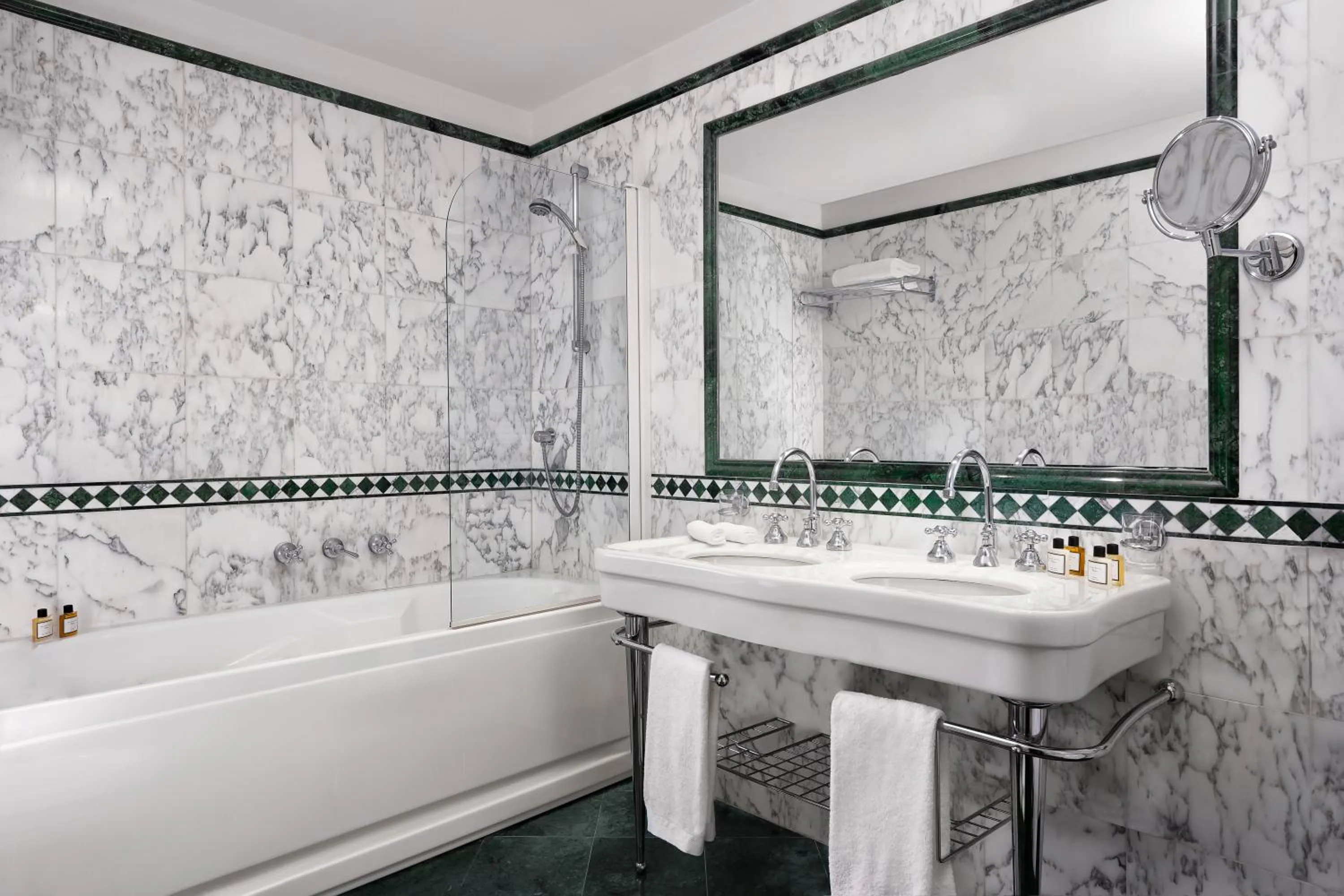 Shower in Sina Palazzo Sant'Angelo