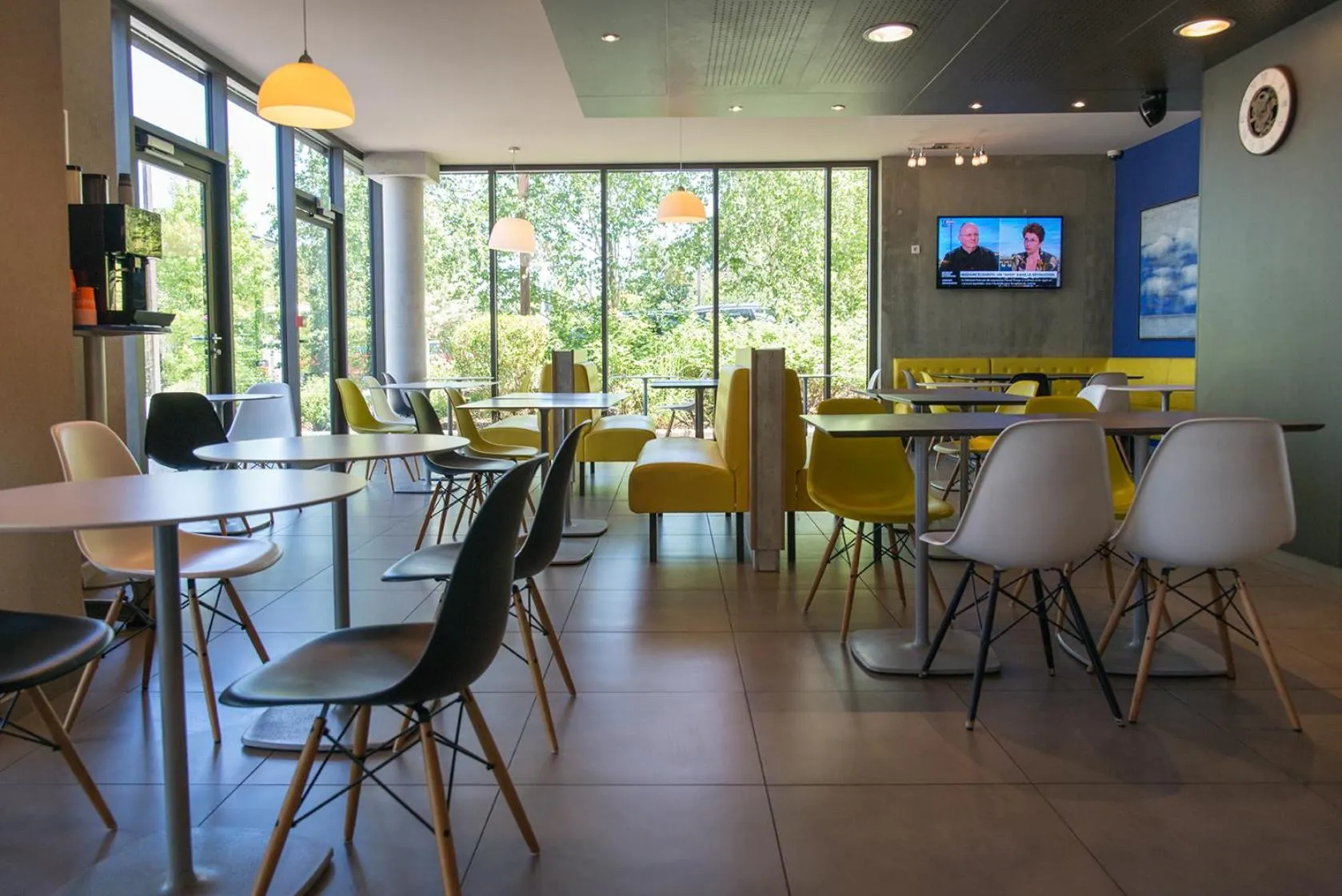 Seating area in Ibis Budget Archamps Porte de Genève