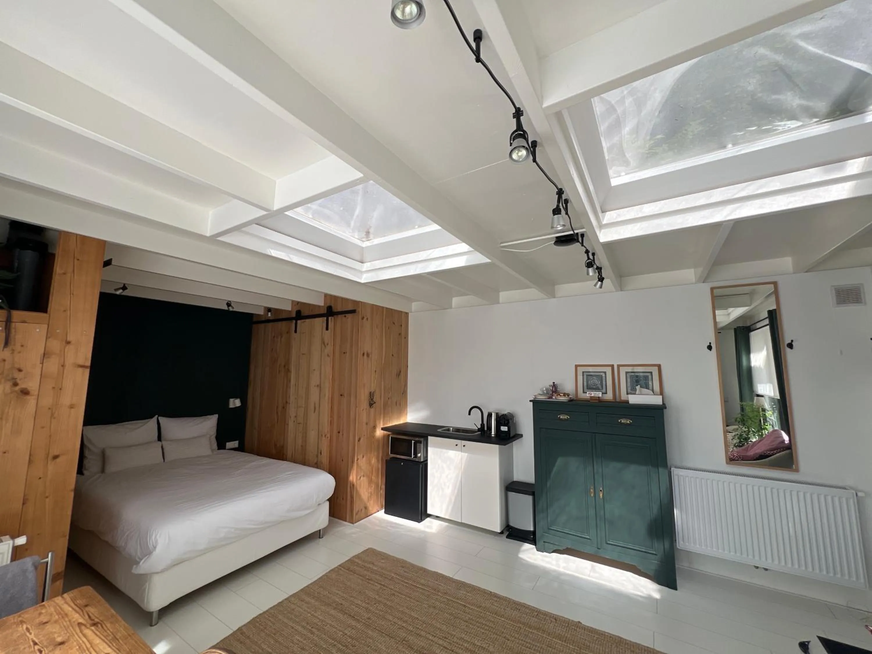 Photo of the whole room, Bed in de Merel