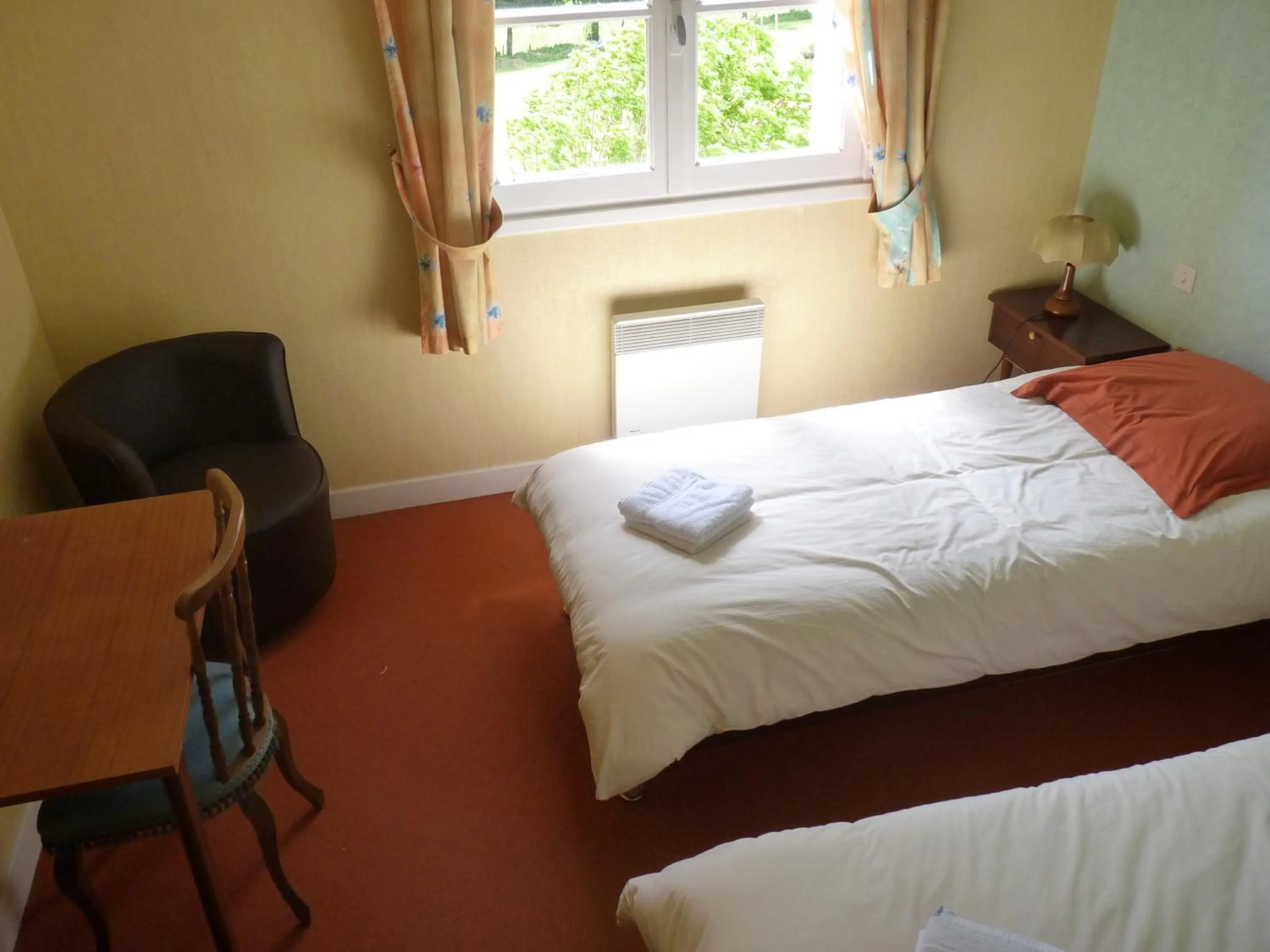 Photo of the whole room, Bed in Chambres d'hôtes - Domaine de la Grangeotte