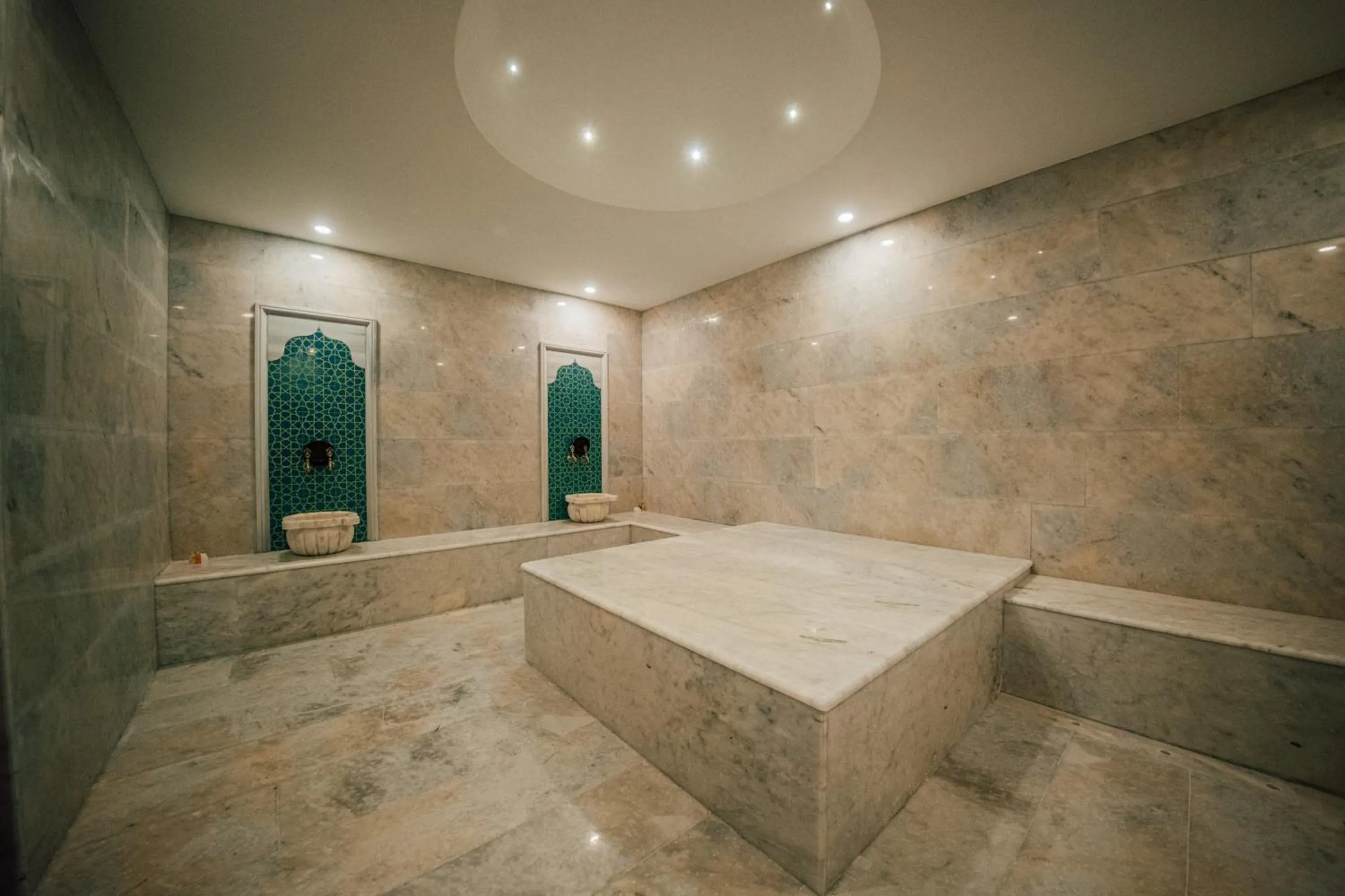 Public Bath in The Remote Hotel