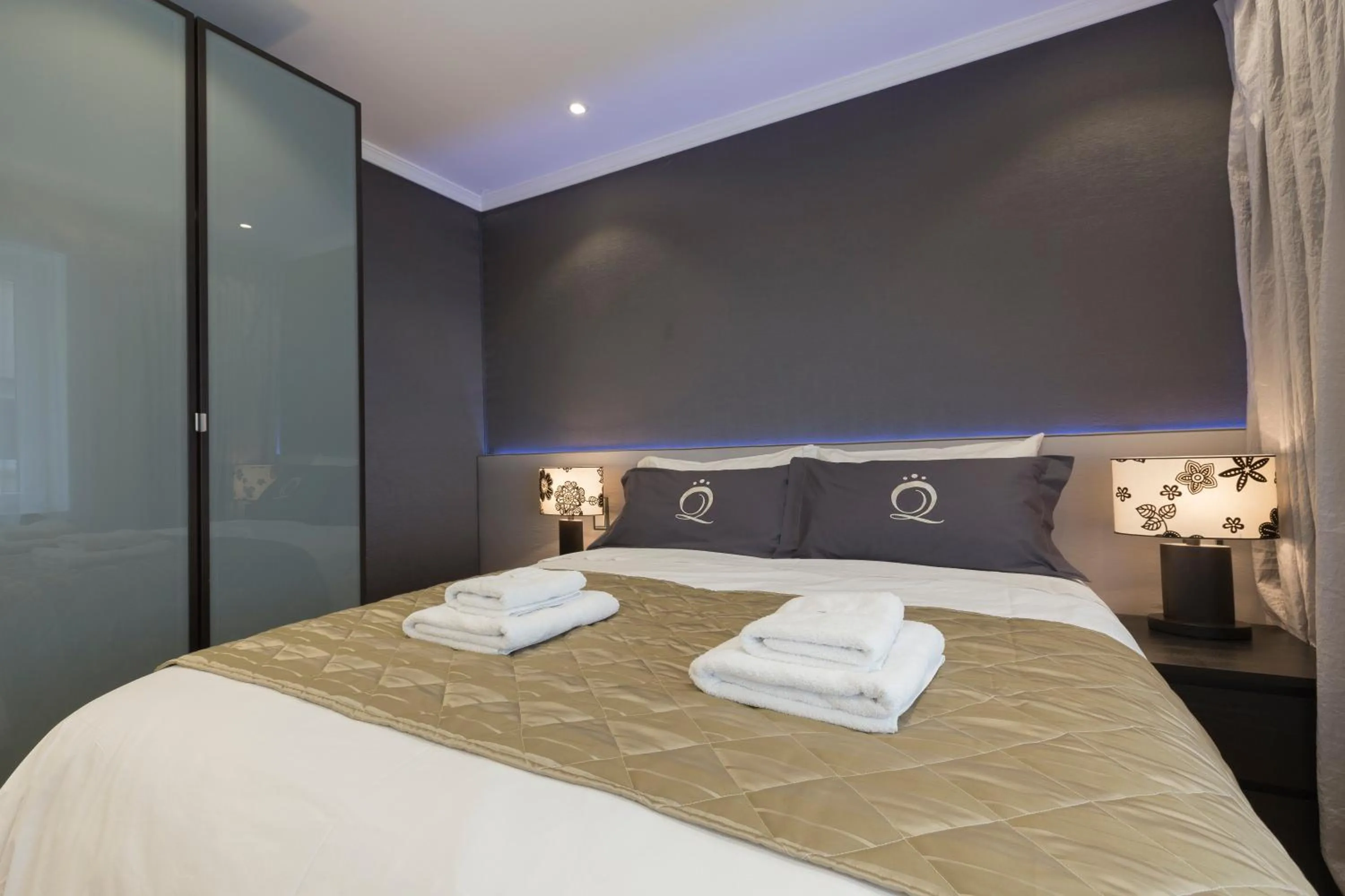 Bed in The Queen Luxury Apartments - Villa Cortina