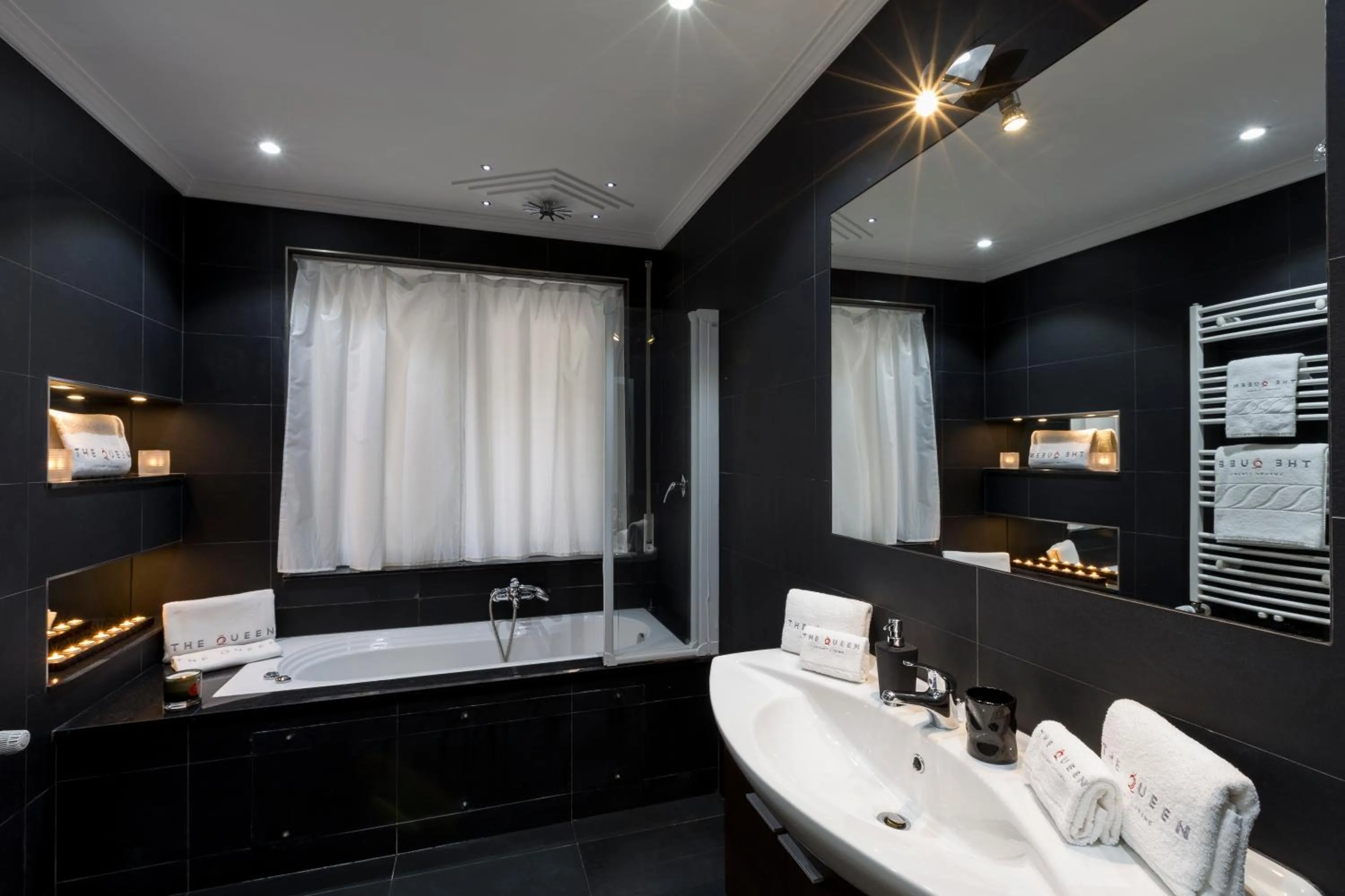 Bathroom, Bed in The Queen Luxury Apartments - Villa Cortina