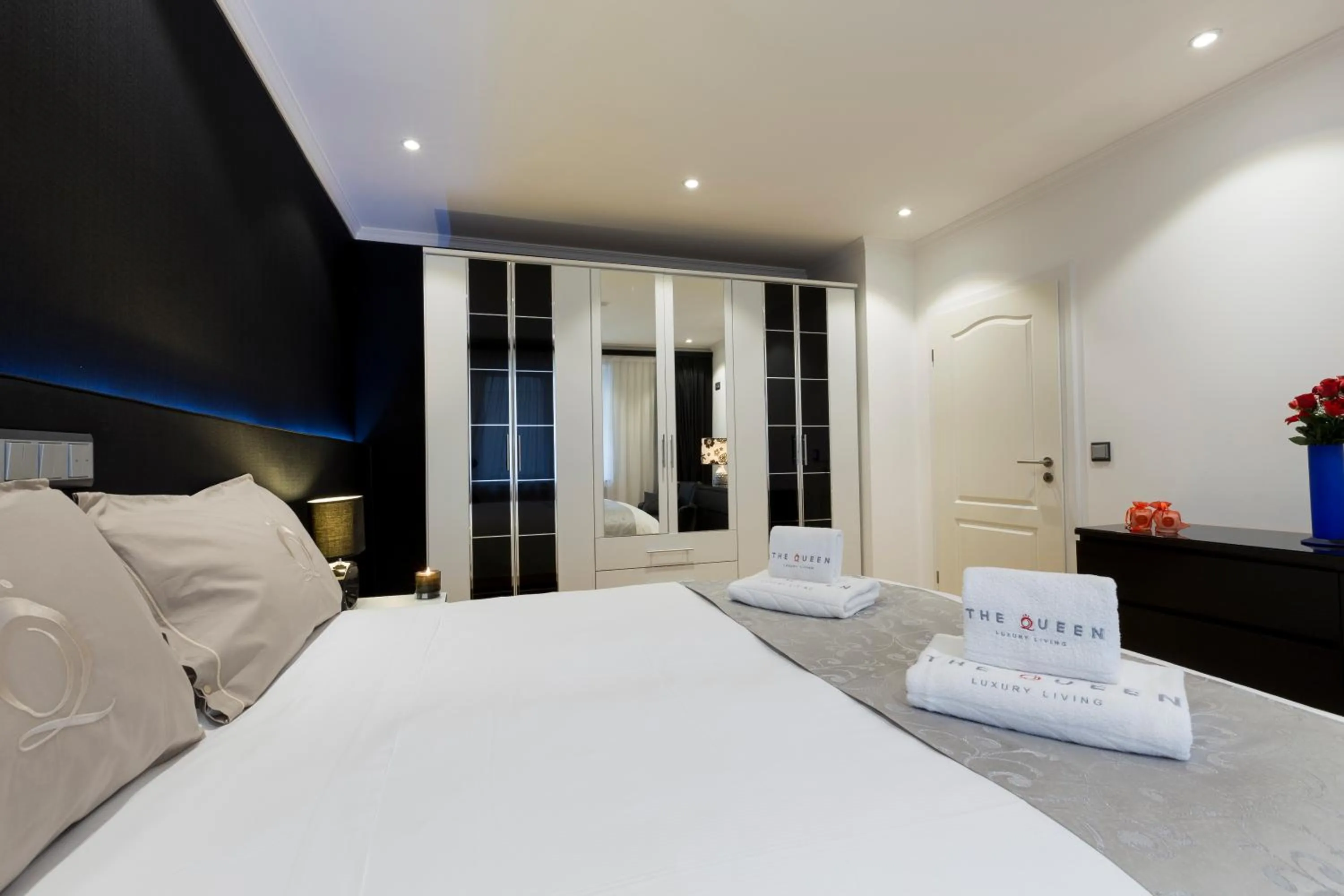 Bedroom, Bed in The Queen Luxury Apartments - Villa Cortina