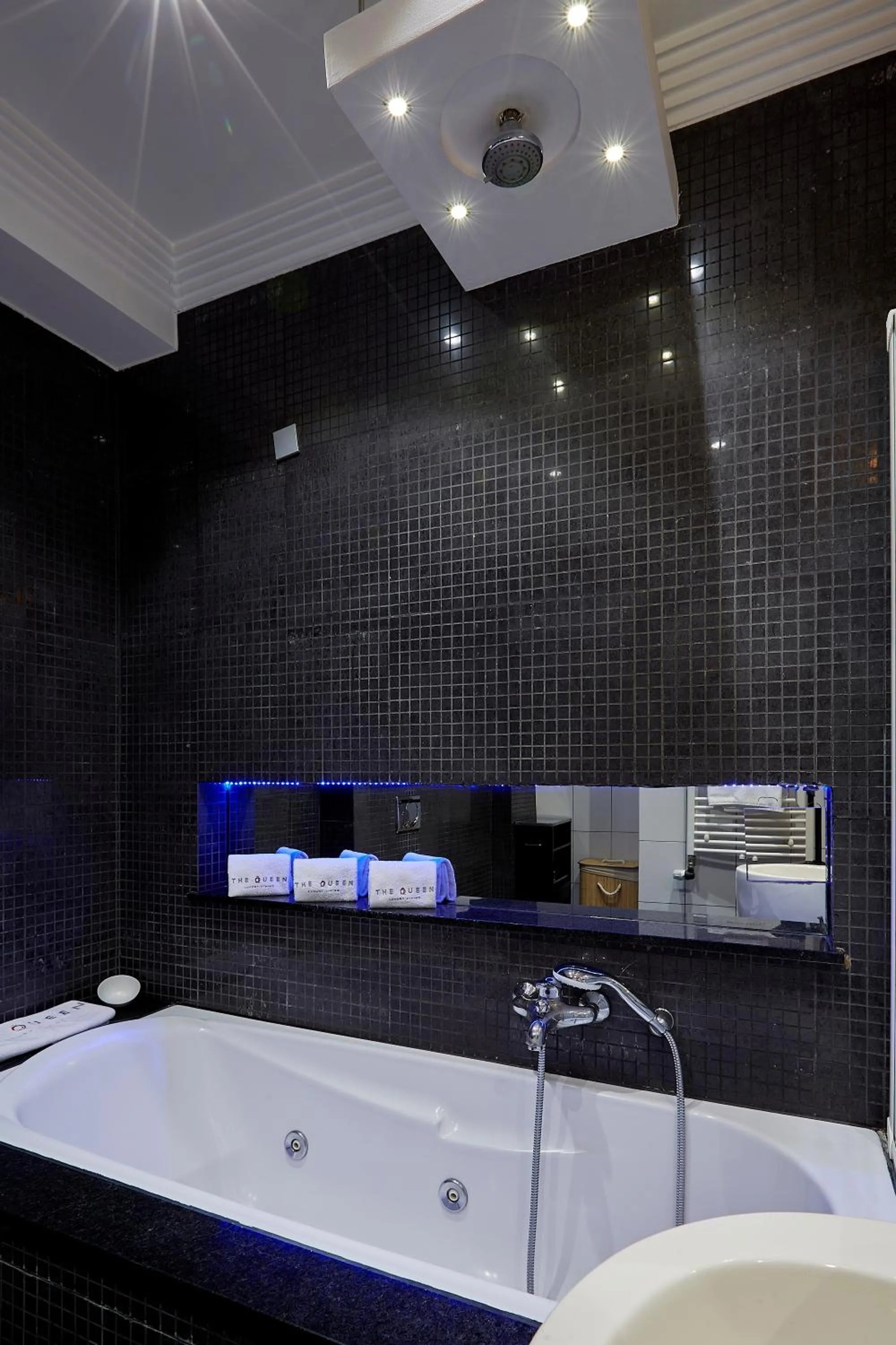 Bath in The Queen Luxury Apartments - Villa Cortina