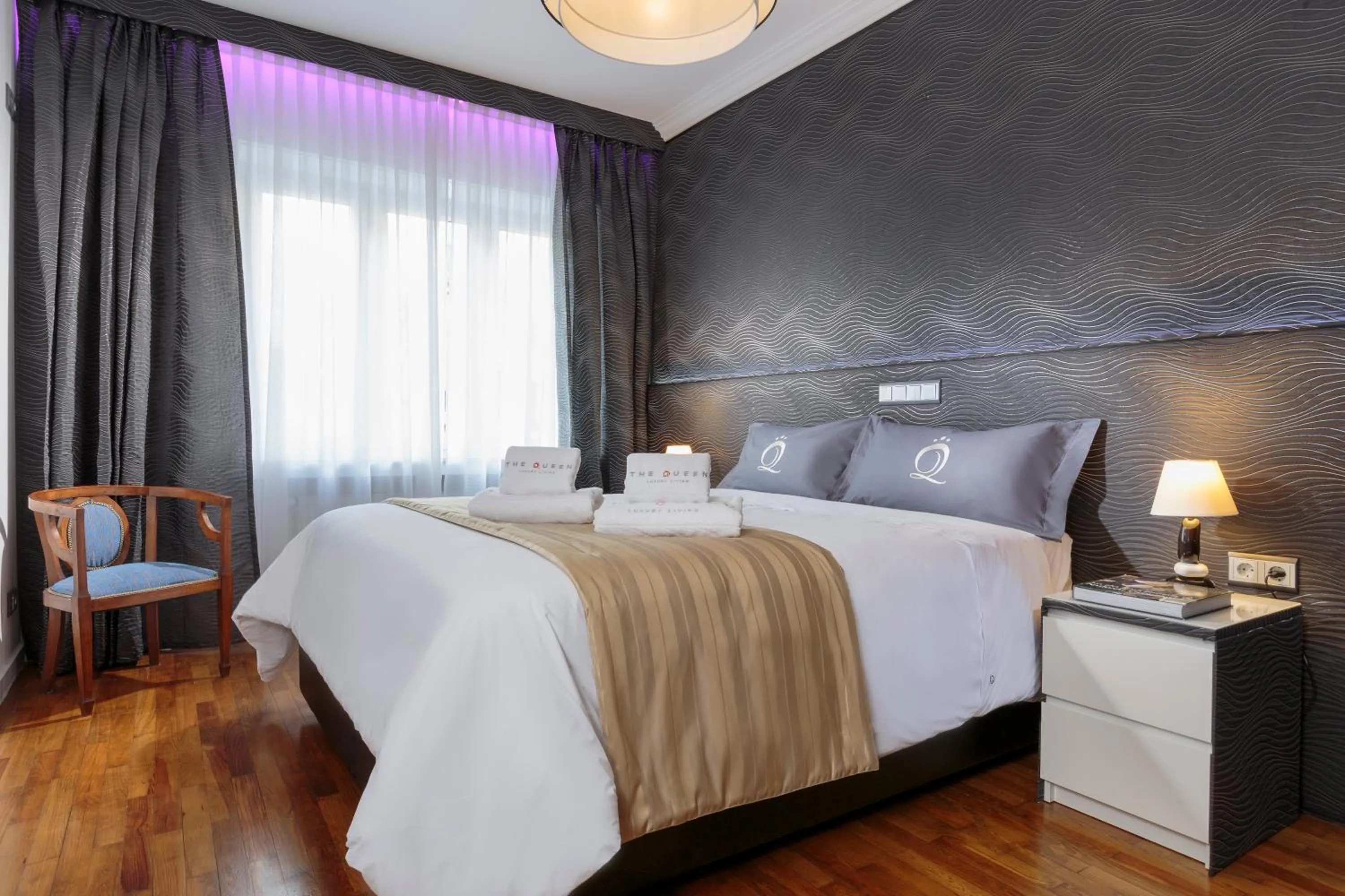Bedroom, Bed in The Queen Luxury Apartments - Villa Cortina
