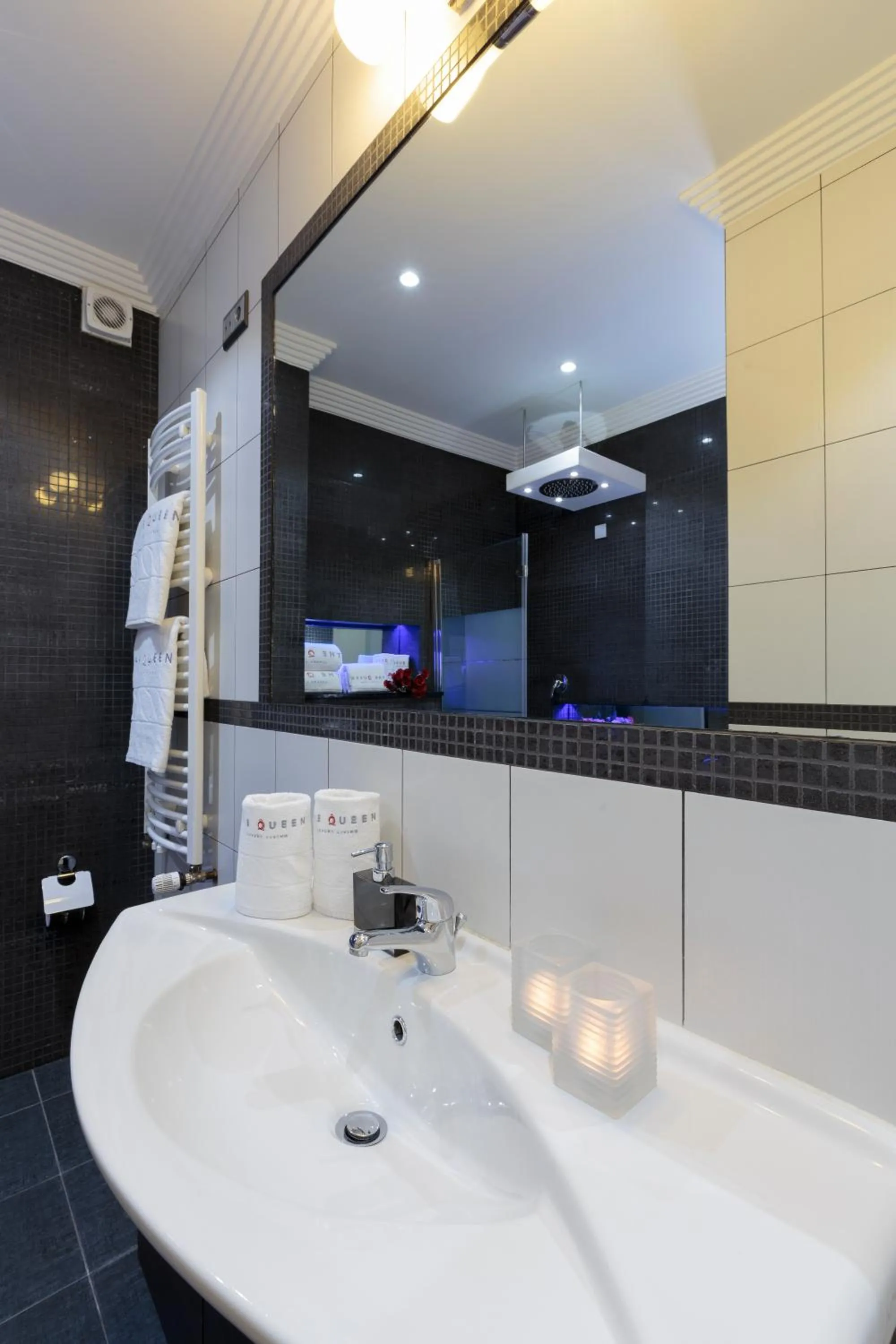 Bathroom in The Queen Luxury Apartments - Villa Cortina