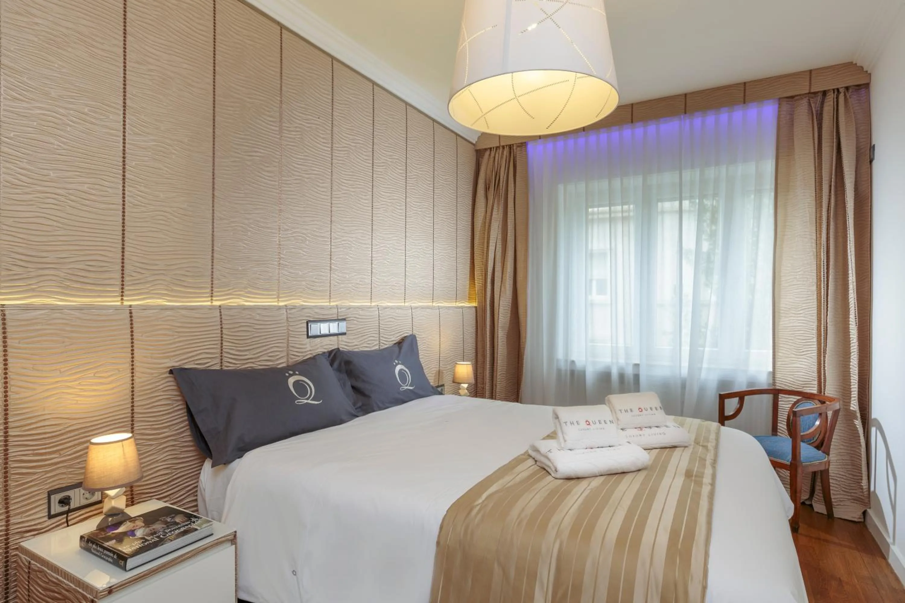 Bedroom, Bed in The Queen Luxury Apartments - Villa Cortina