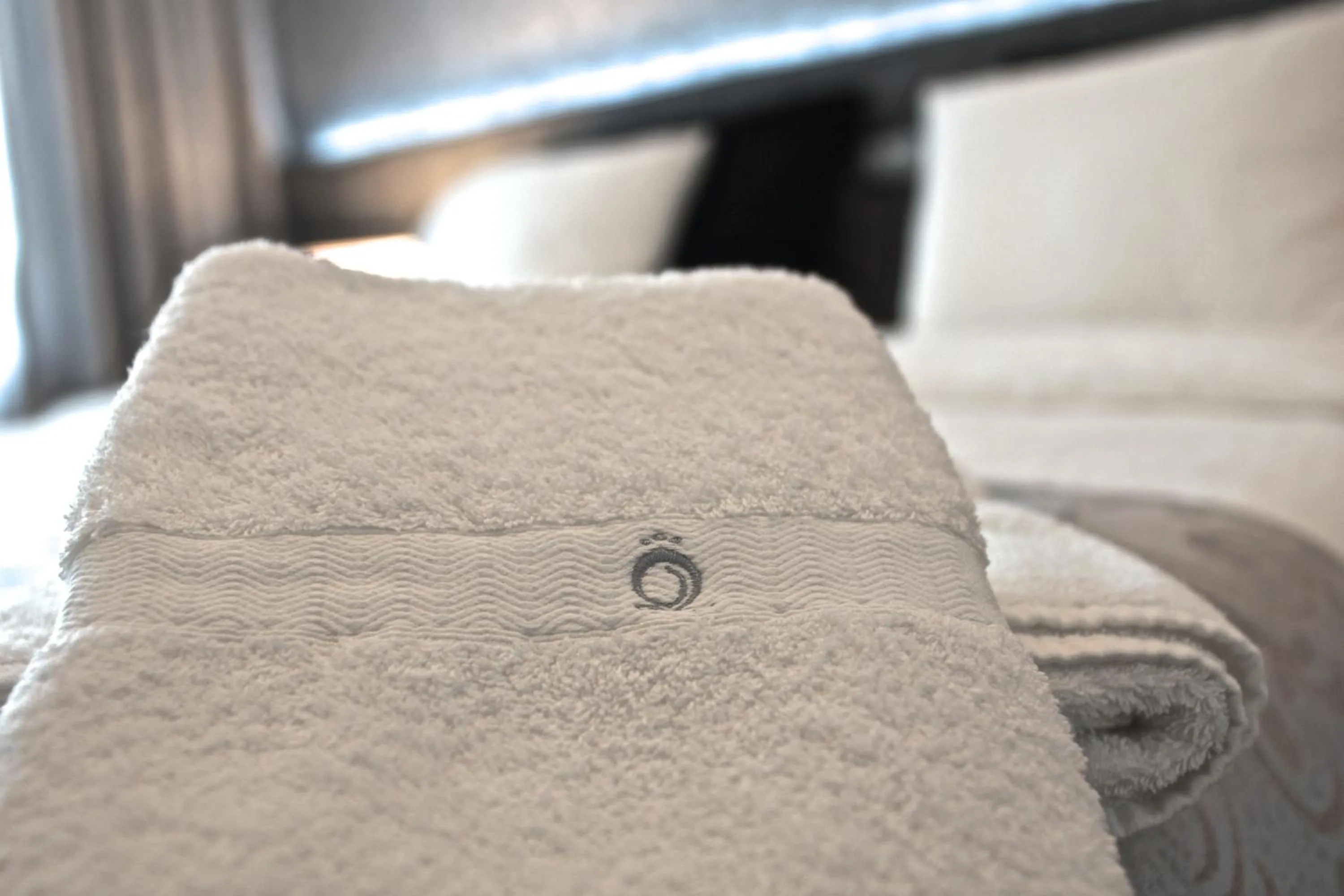 Decorative detail, Bed in The Queen Luxury Apartments - Villa Cortina