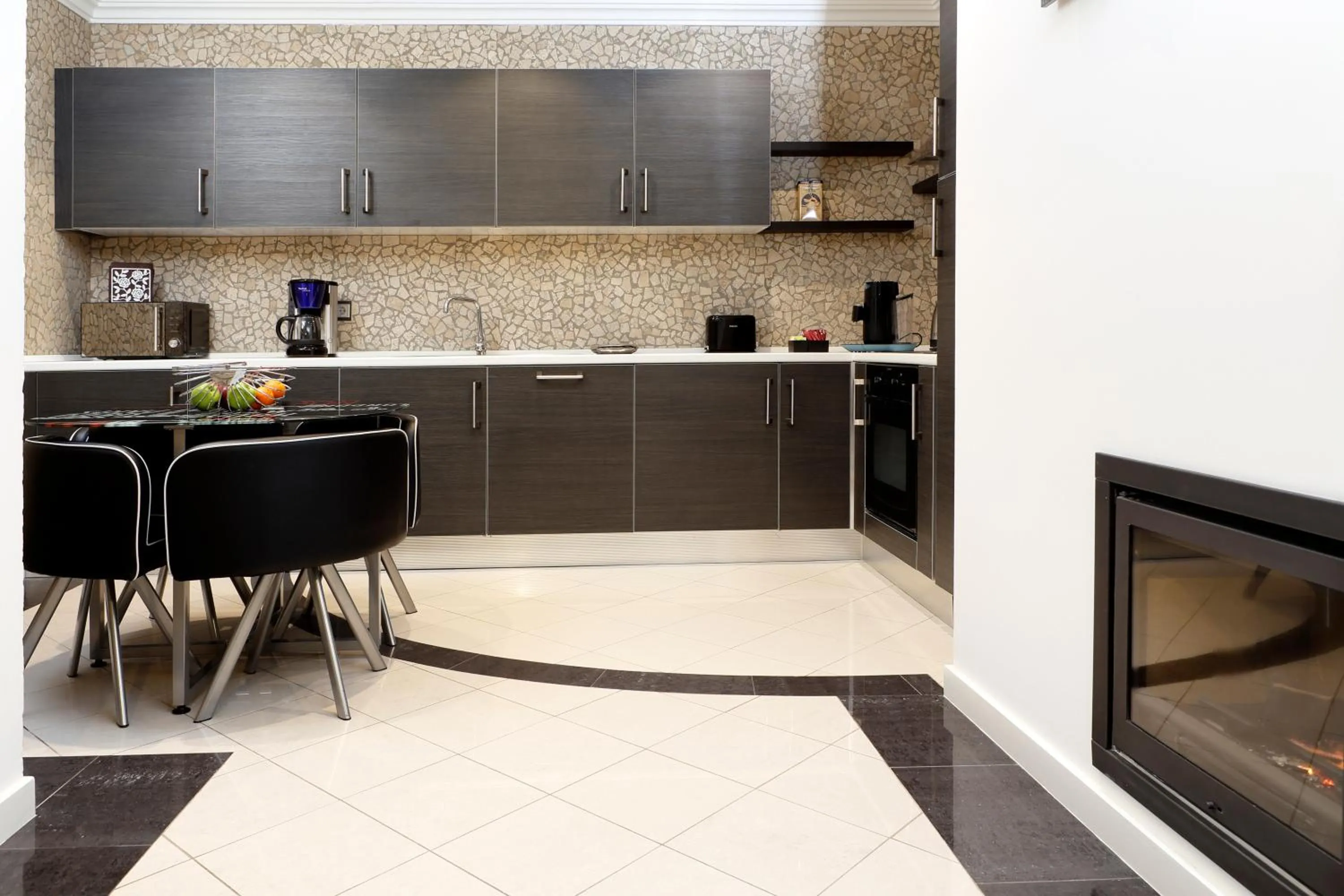 Kitchen or kitchenette in The Queen Luxury Apartments - Villa Cortina