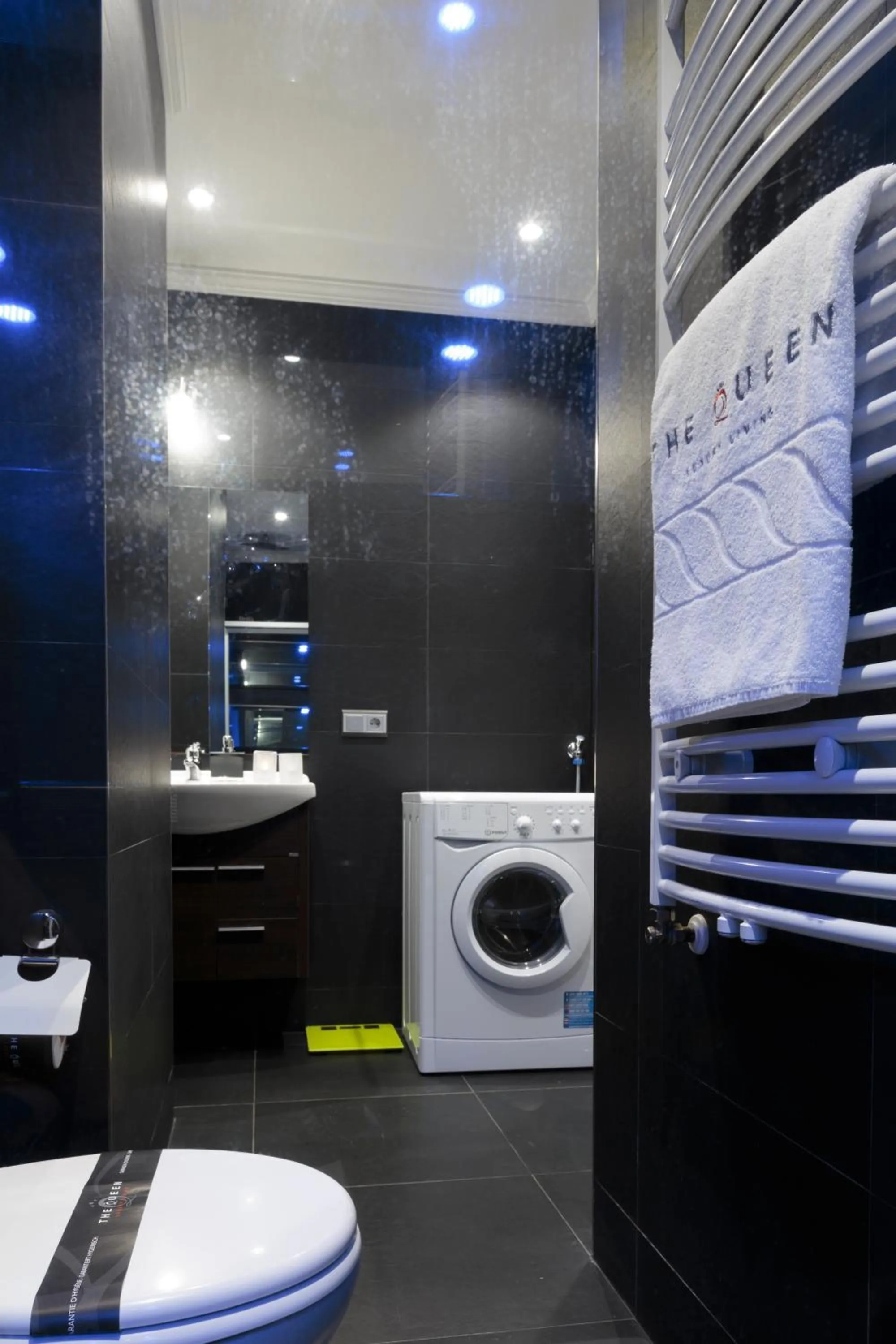 Toilet in The Queen Luxury Apartments - Villa Cortina