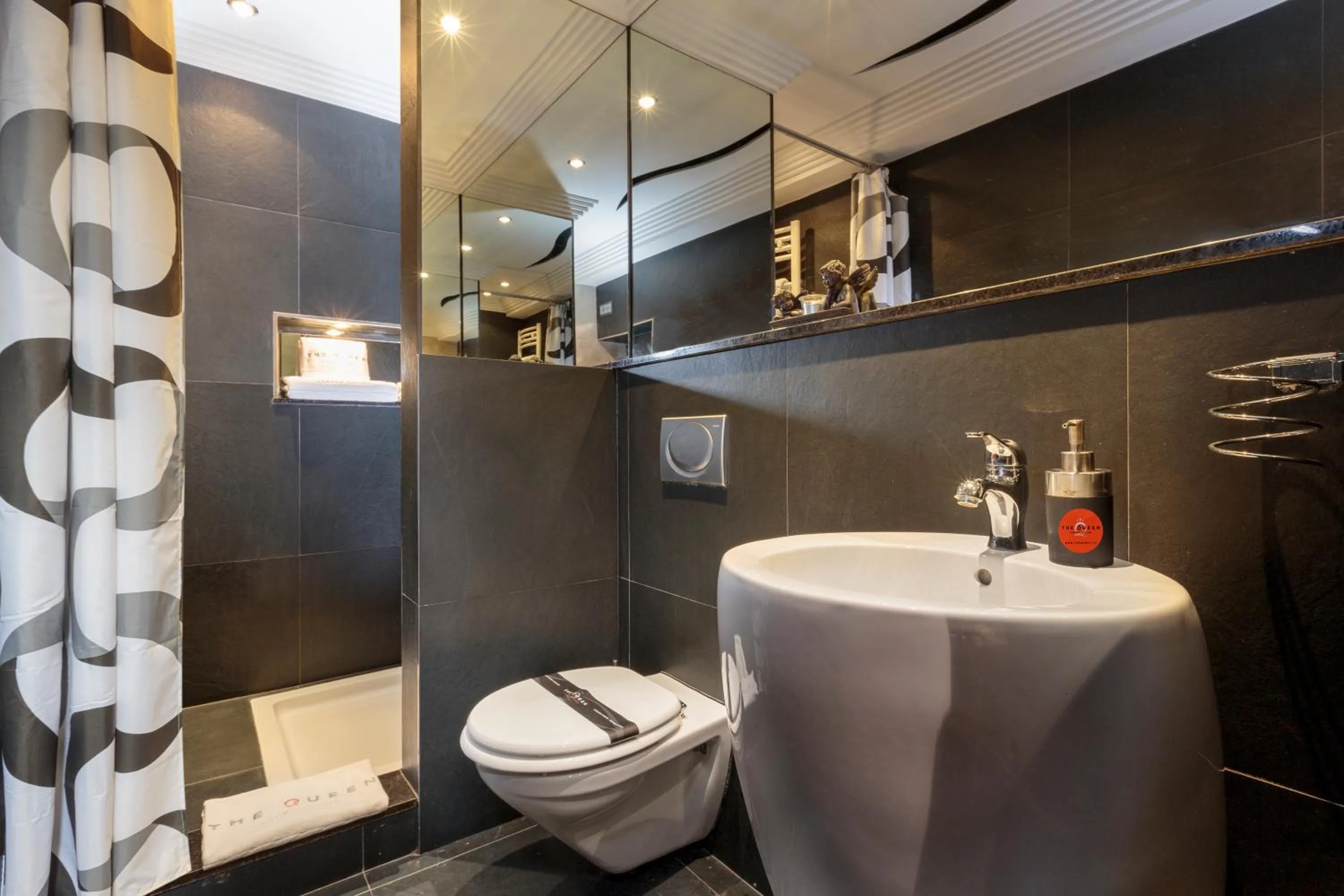 Toilet in The Queen Luxury Apartments - Villa Cortina
